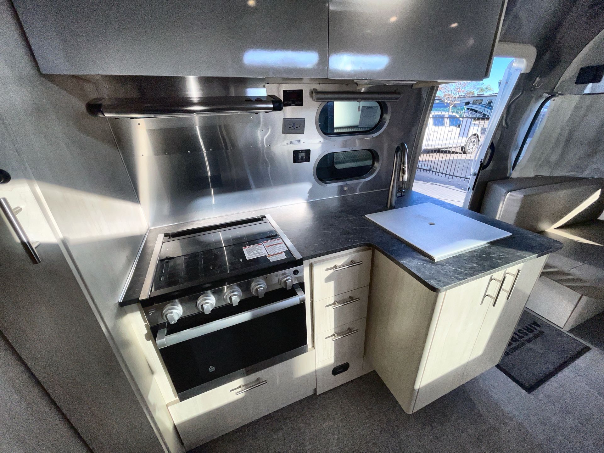 2021 Airstream 25 FBT Base