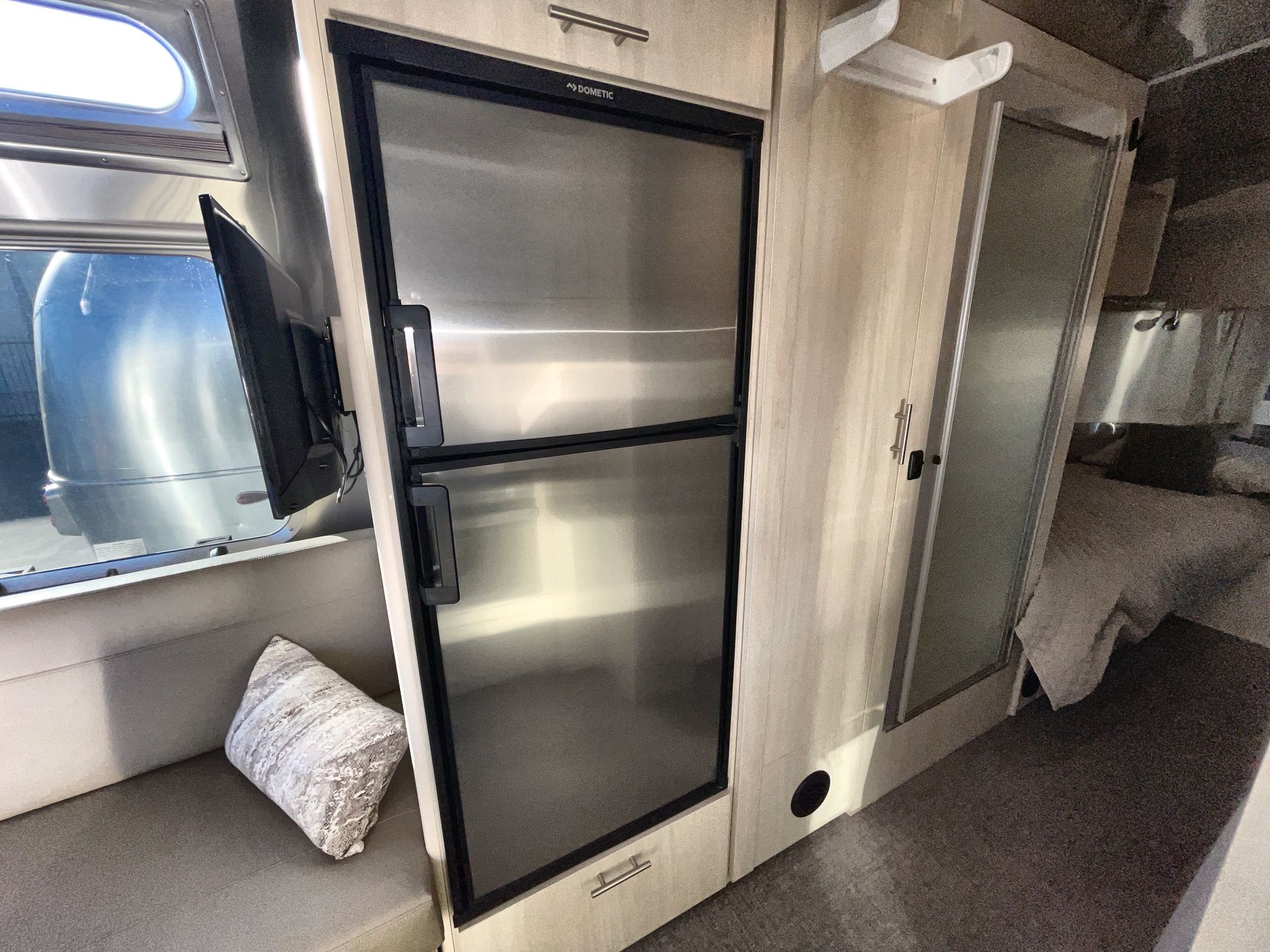 2021 Airstream 25 FBT Base