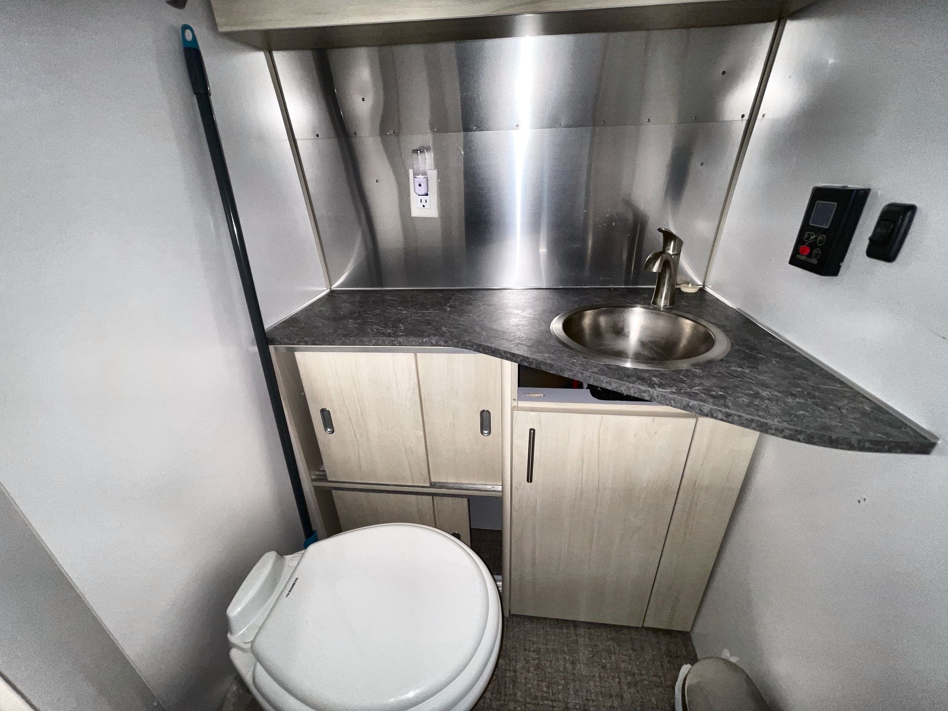 2021 Airstream 25 FBT Base