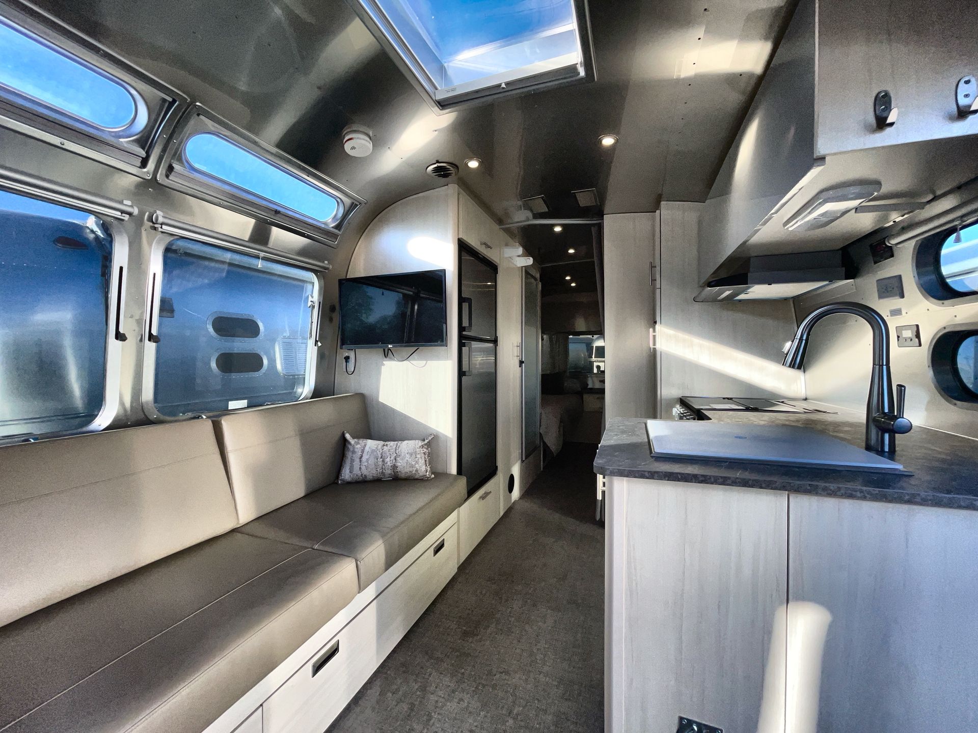 2021 Airstream 25 FBT Base