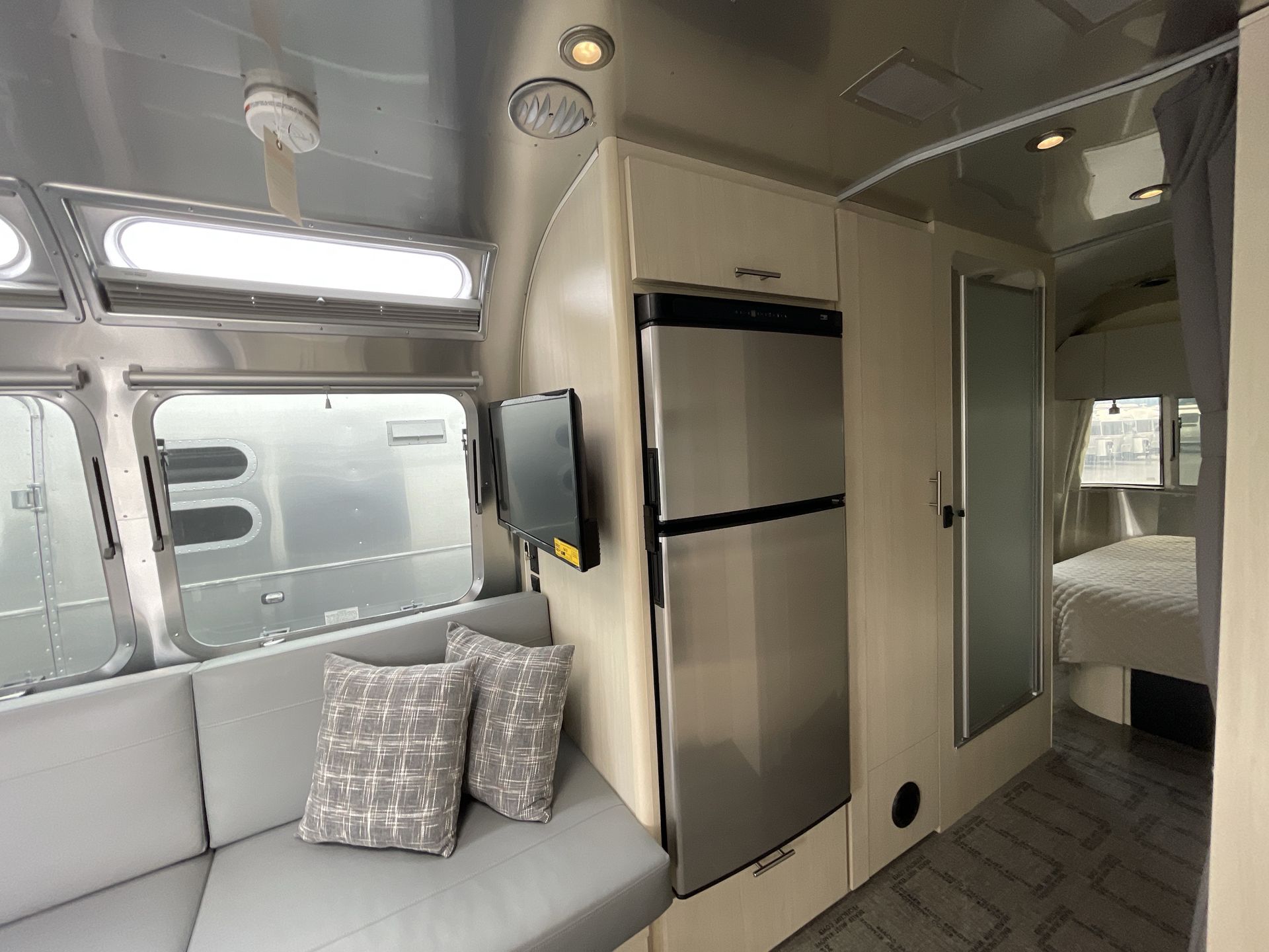 2022 Airstream 25FB Base