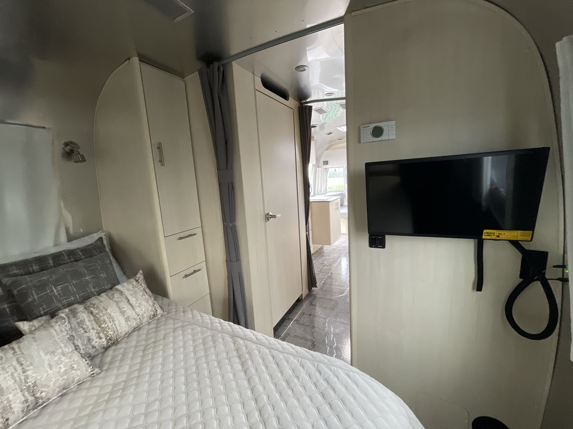 2022 Airstream 25FB Base