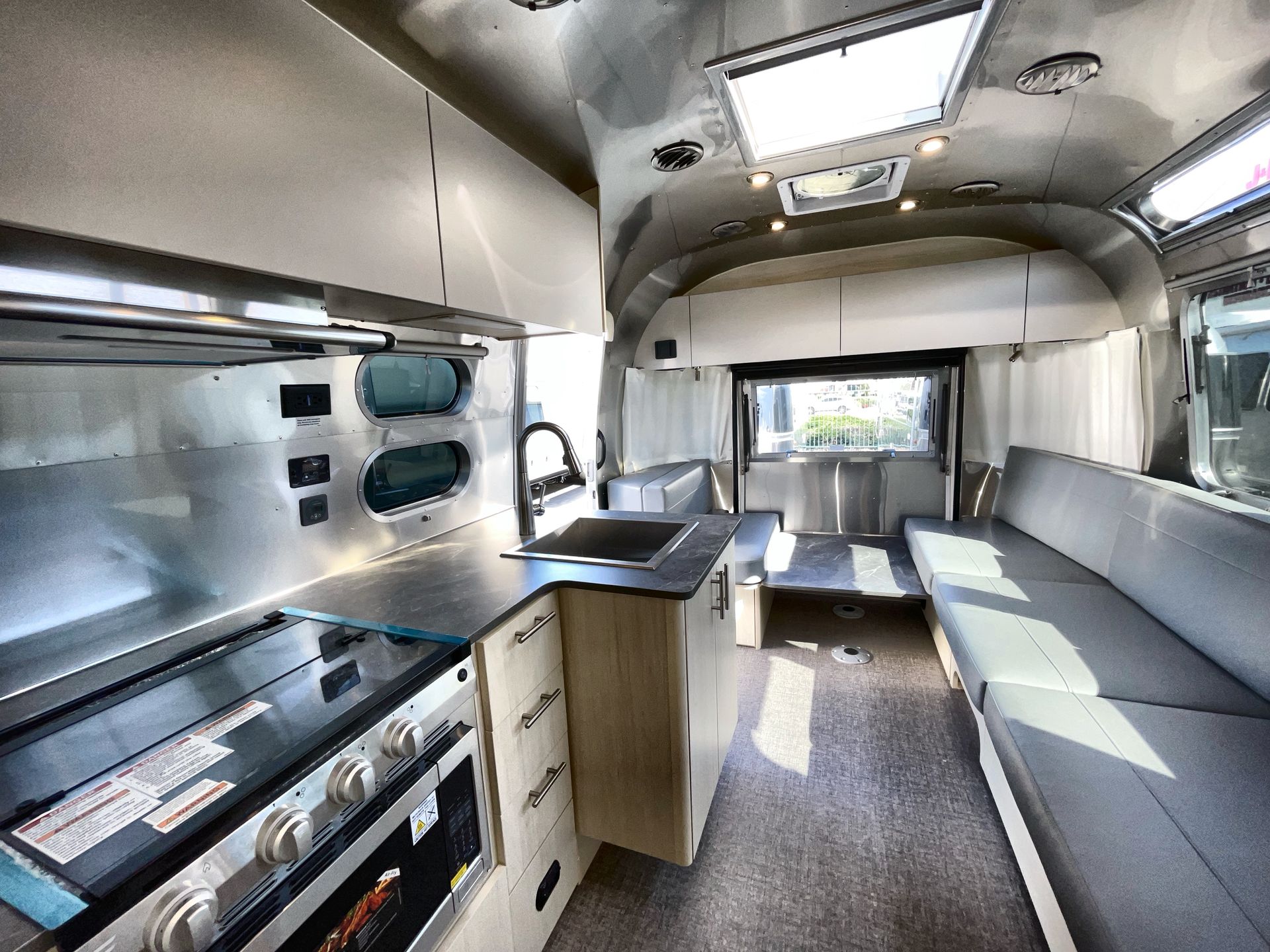 2025 Airstream 25FBT Base