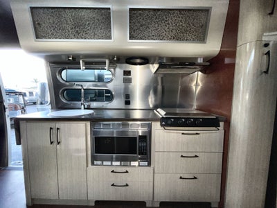 2017 Airstream 30RB (Rear Queen Bed) Base