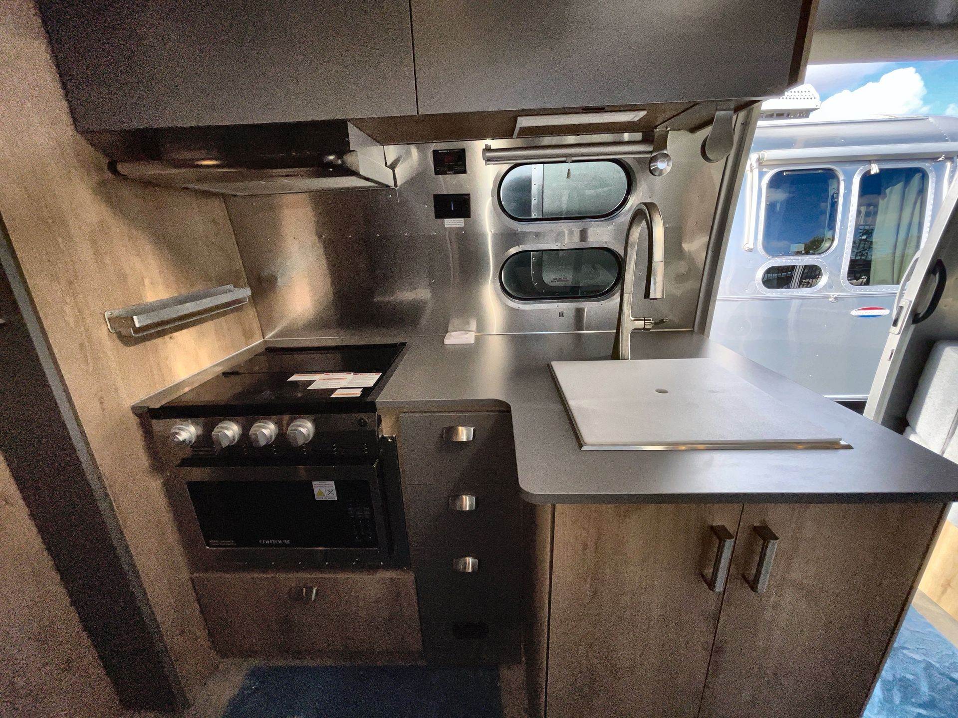2025 Airstream 25FB TWIN REAR HATCH Base