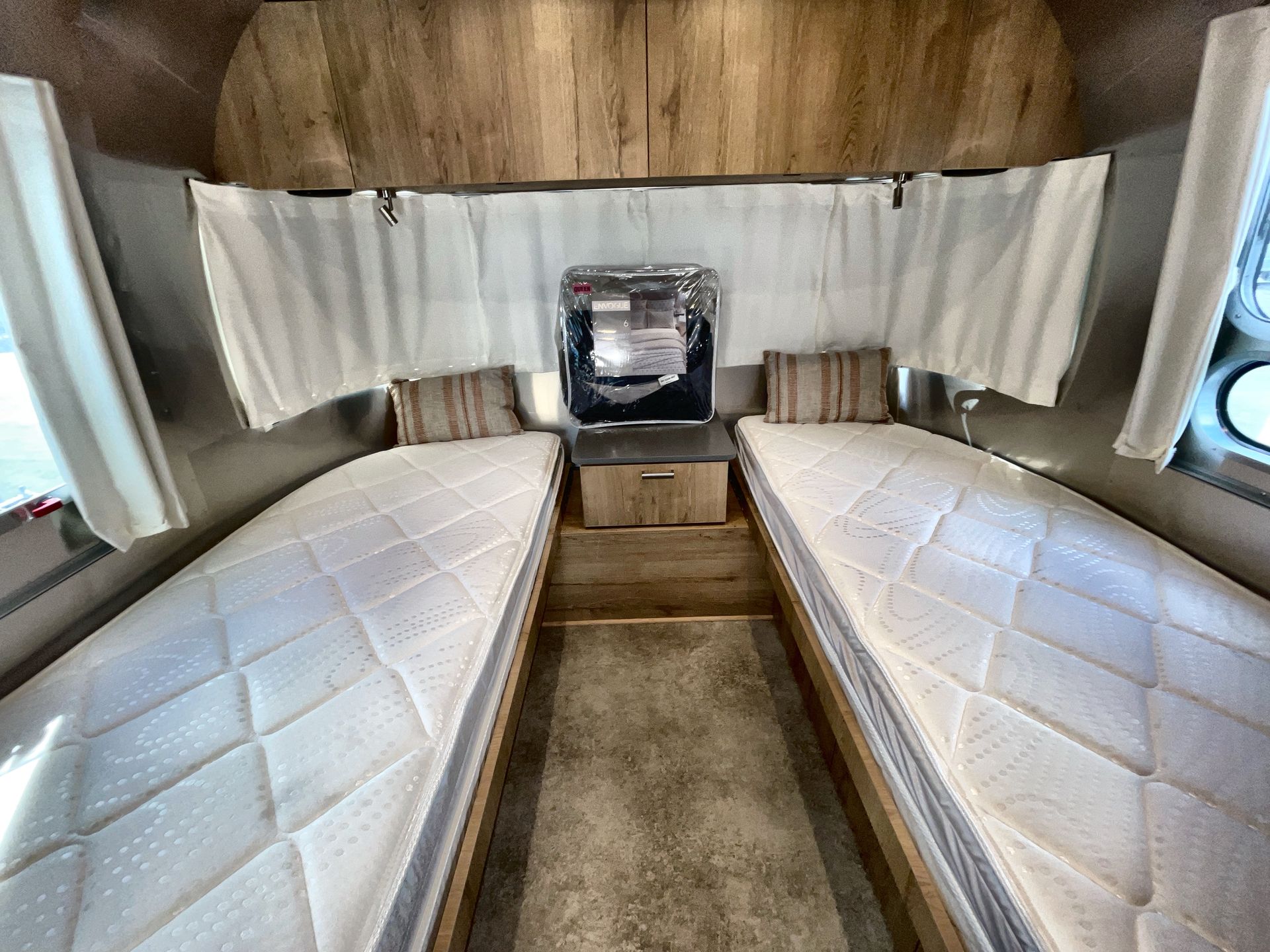 2025 Airstream 25FB TWIN REAR HATCH Base