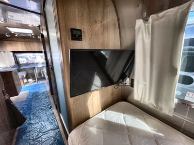 2025 Airstream 25FB TWIN REAR HATCH Base
