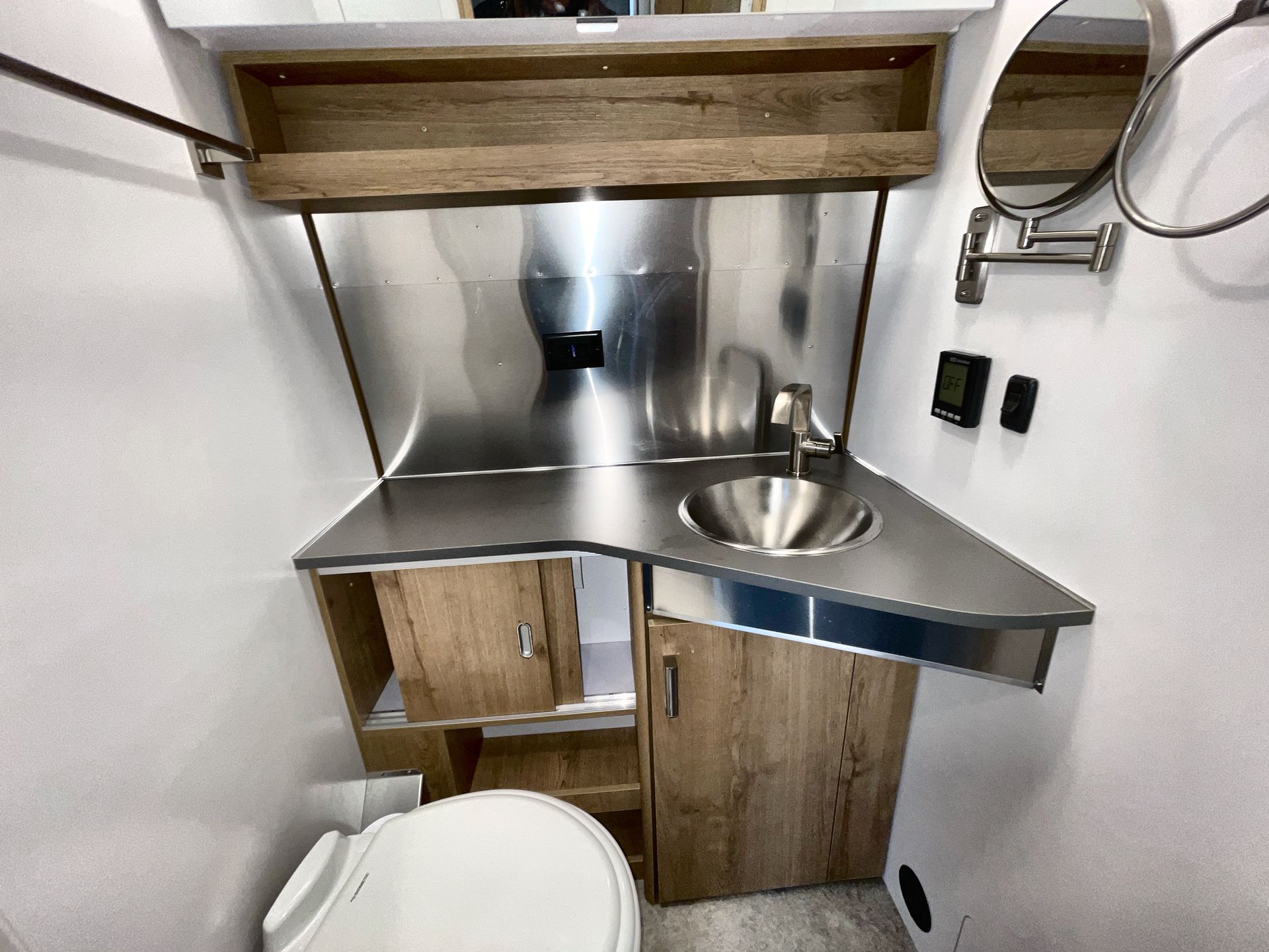 2025 Airstream 25FB TWIN REAR HATCH Base