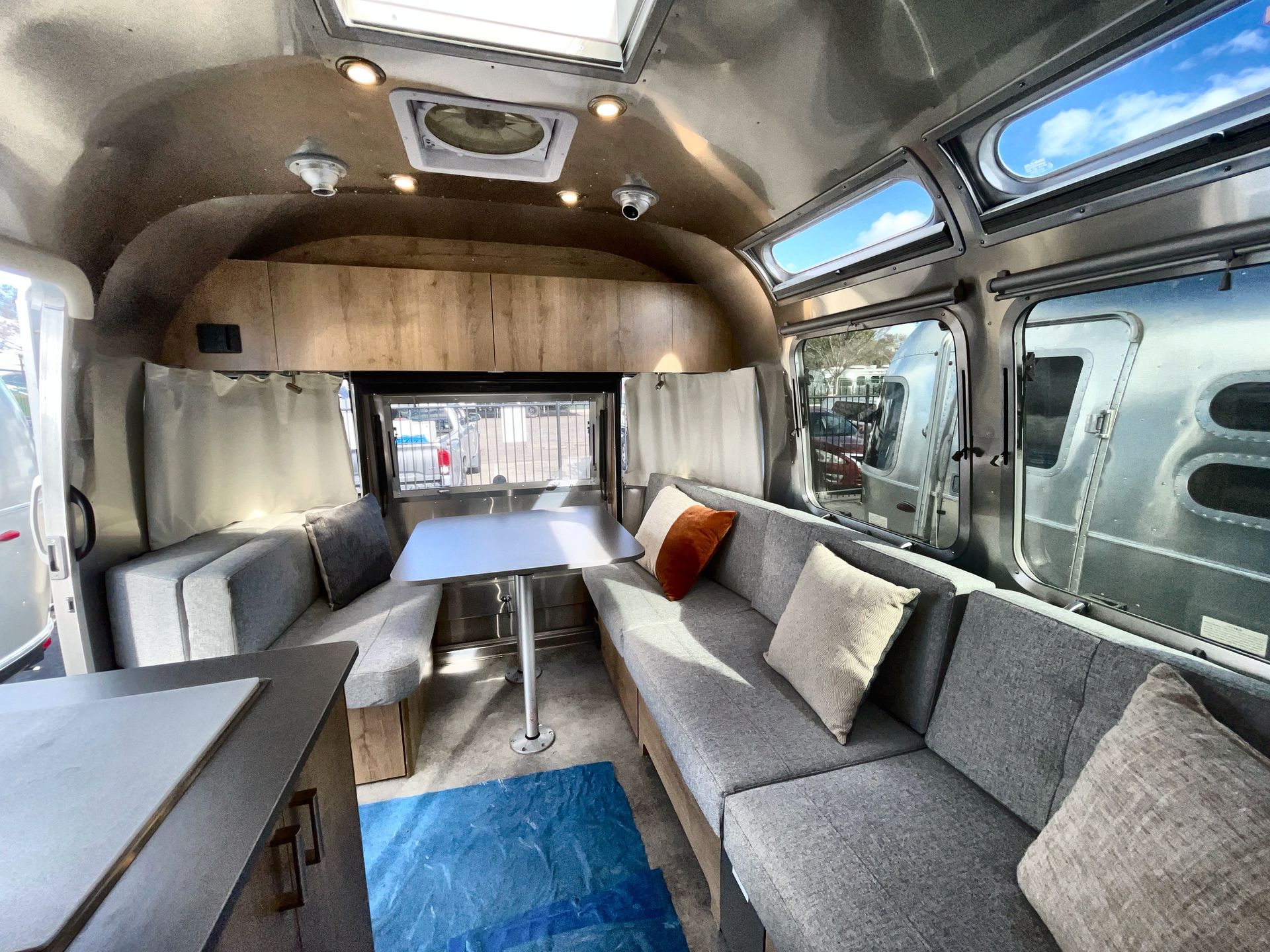 2025 Airstream 25FB TWIN REAR HATCH Base