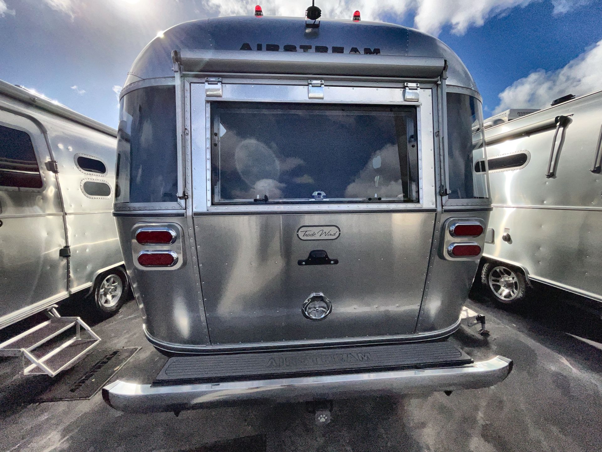 2025 Airstream 25FB TWIN REAR HATCH Base