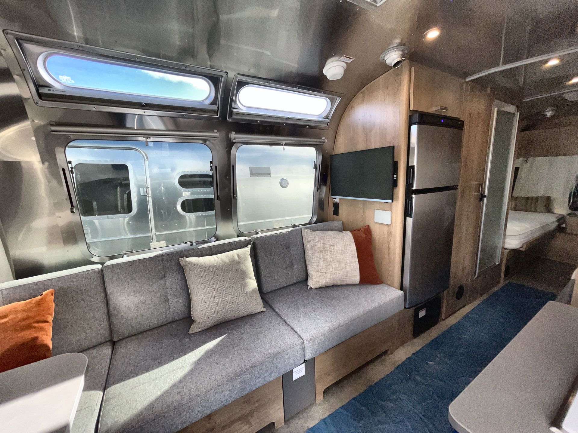 2025 Airstream 25FB TWIN REAR HATCH Base