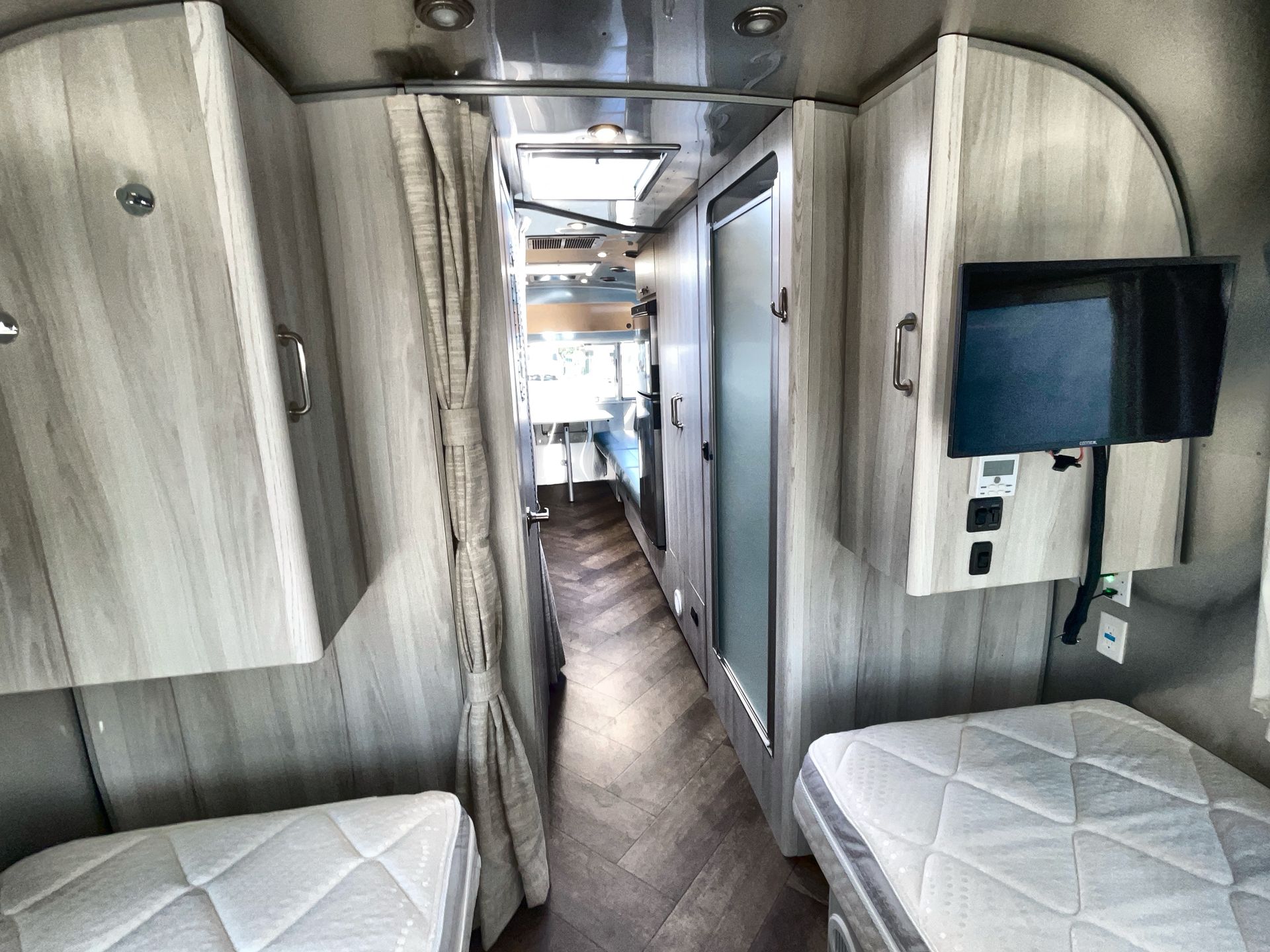 2024 Airstream 27FBT Base