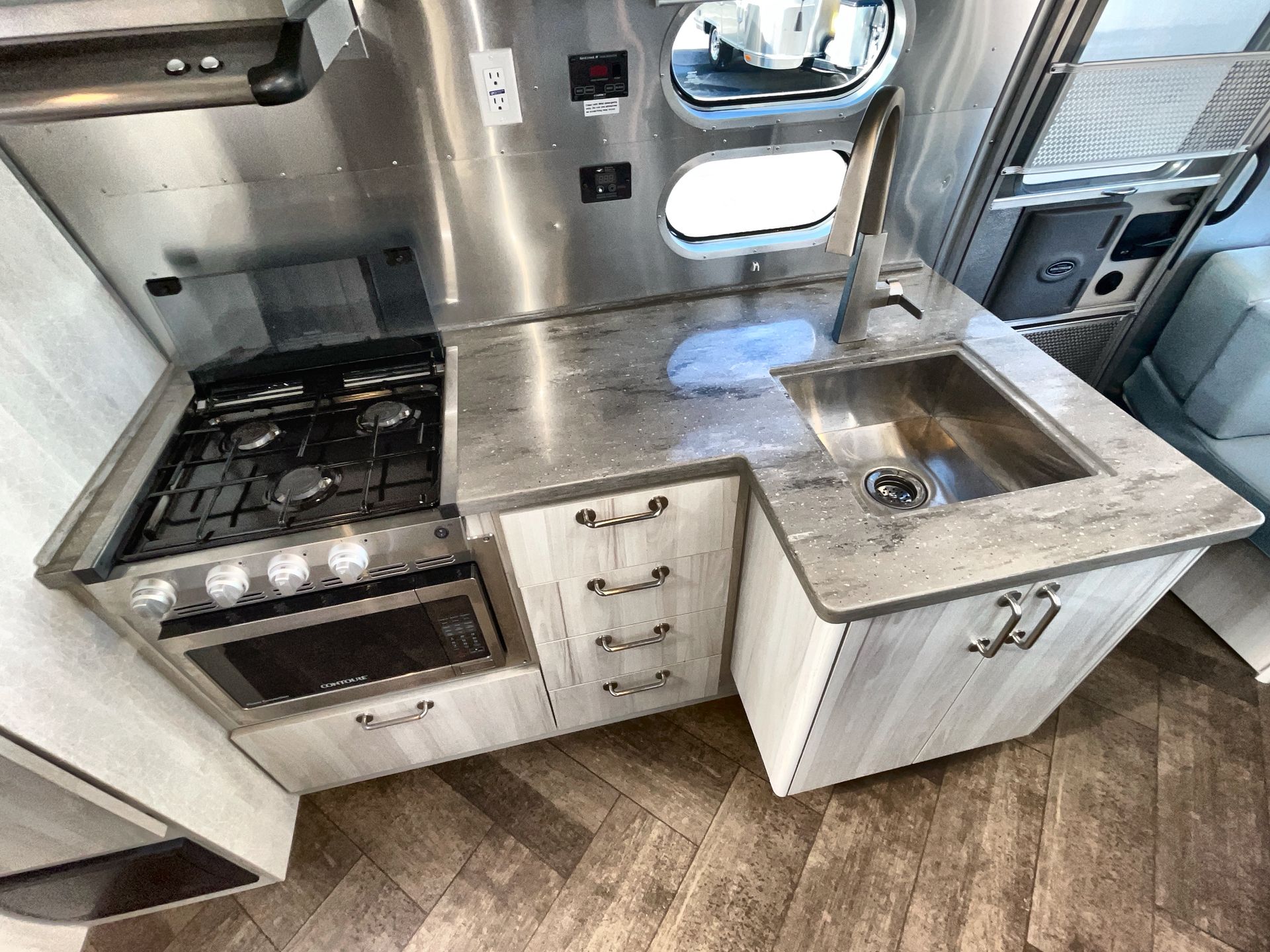 2024 Airstream 27FBT Base