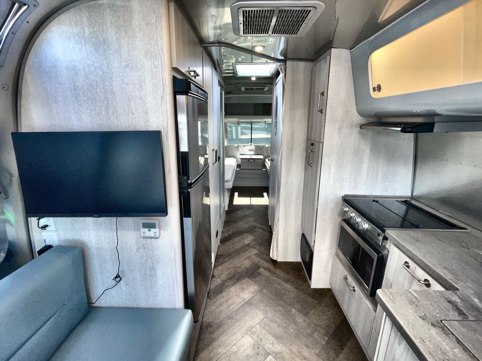 2024 Airstream 27FBT Base