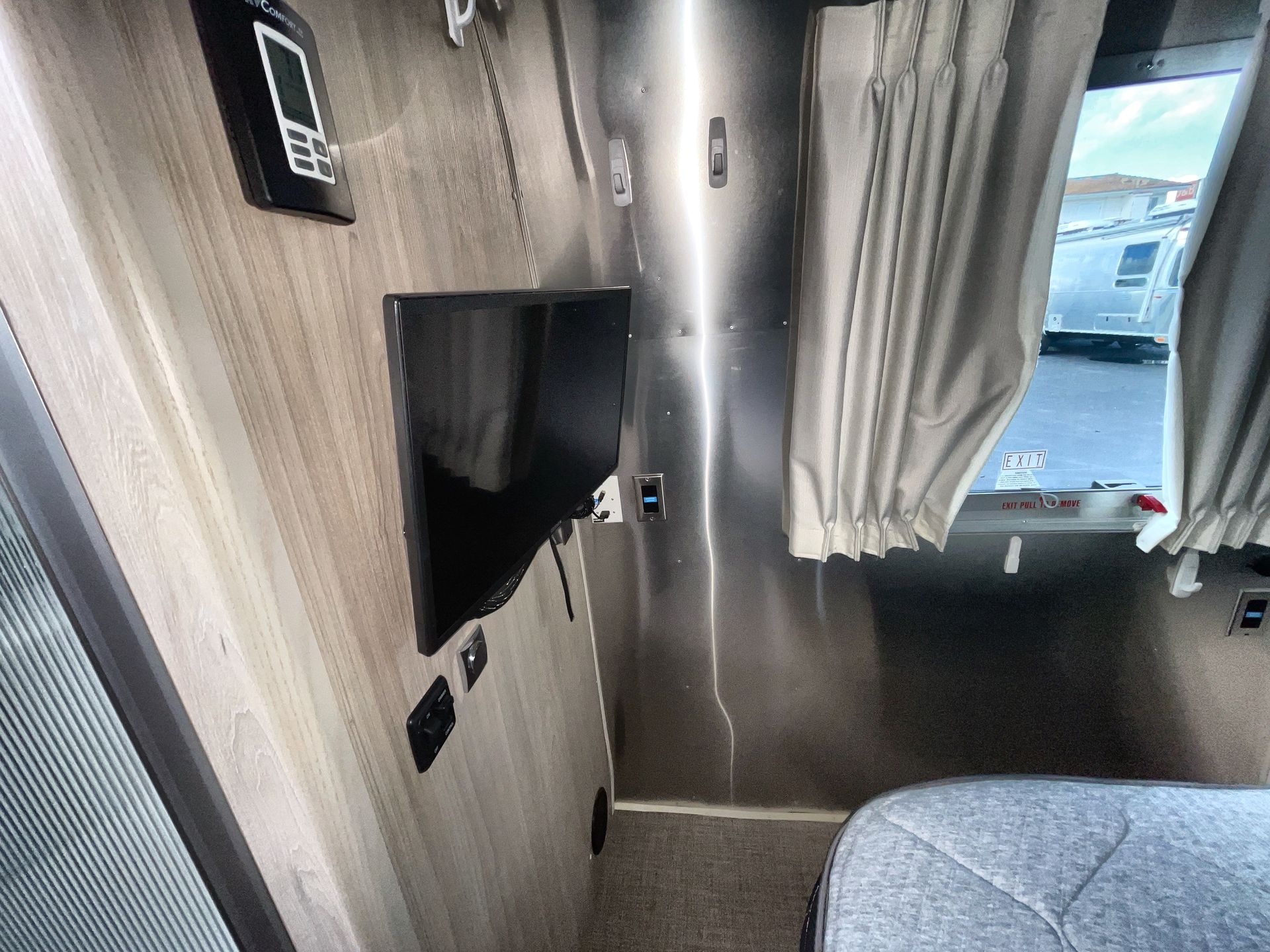 2024 Airstream 27FBQ Base