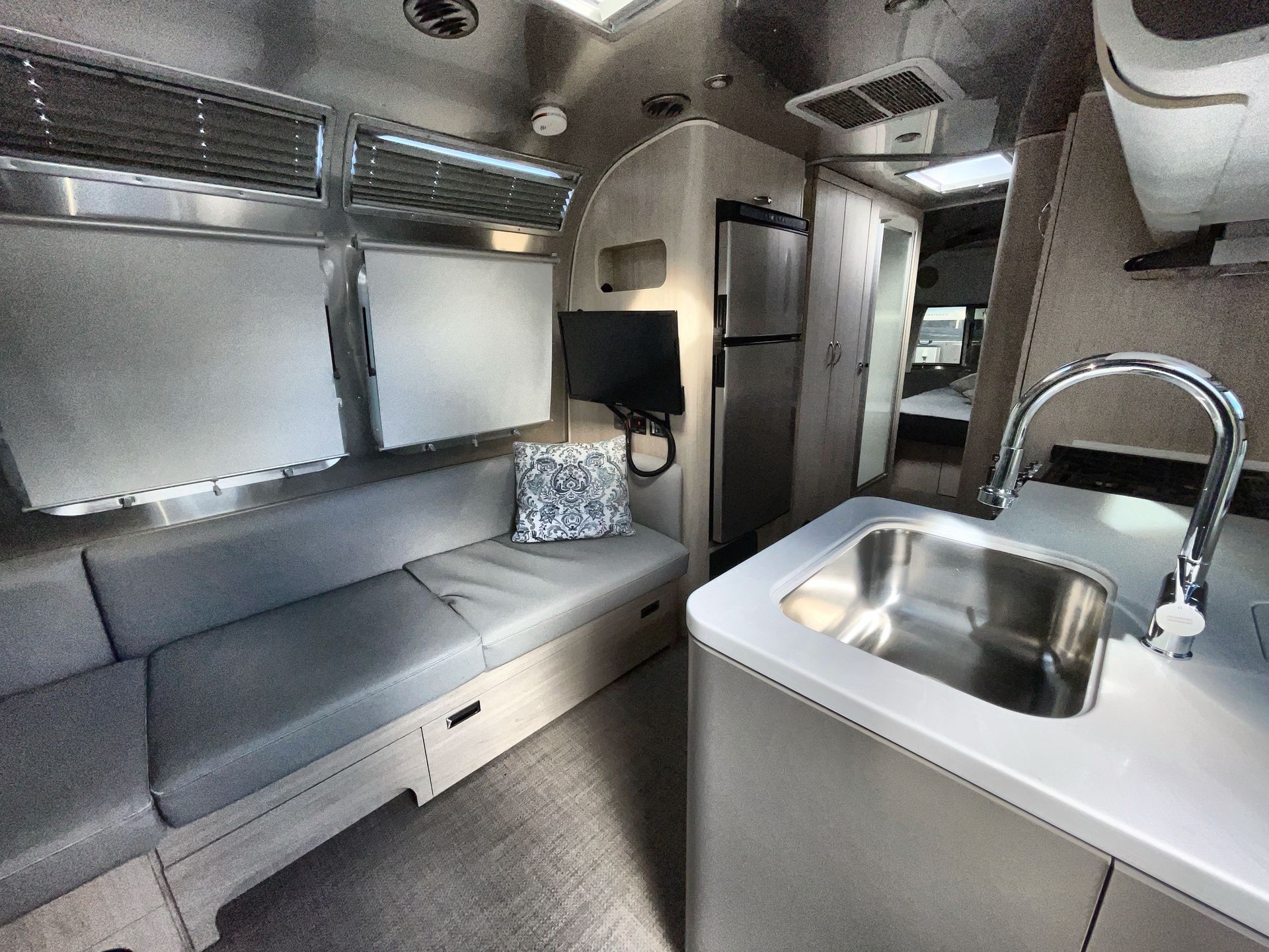2024 Airstream 27FBQ Base