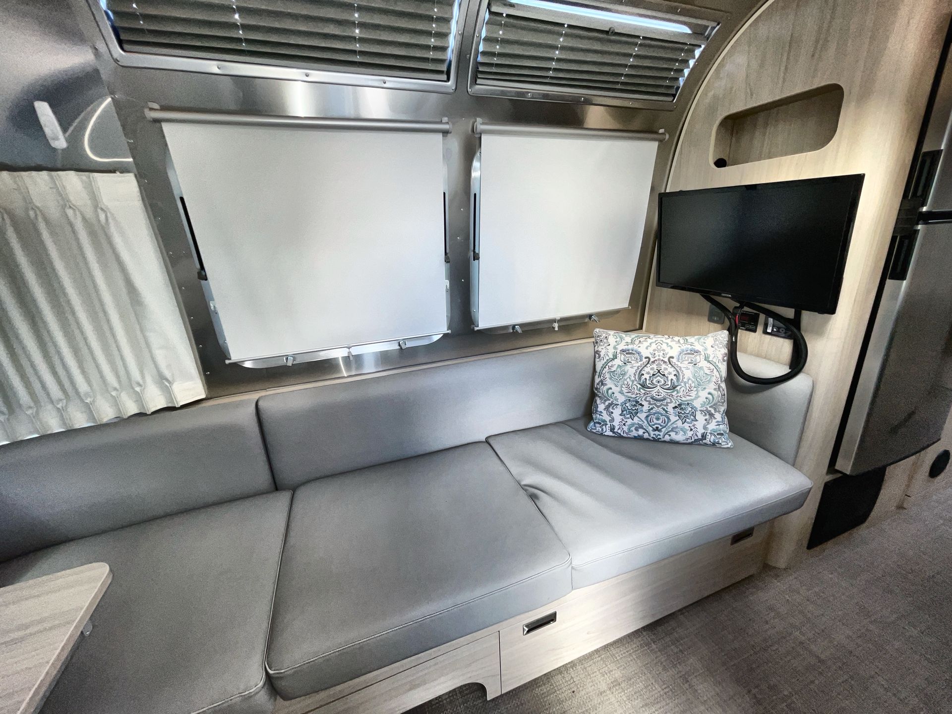 2024 Airstream 27FBQ Base
