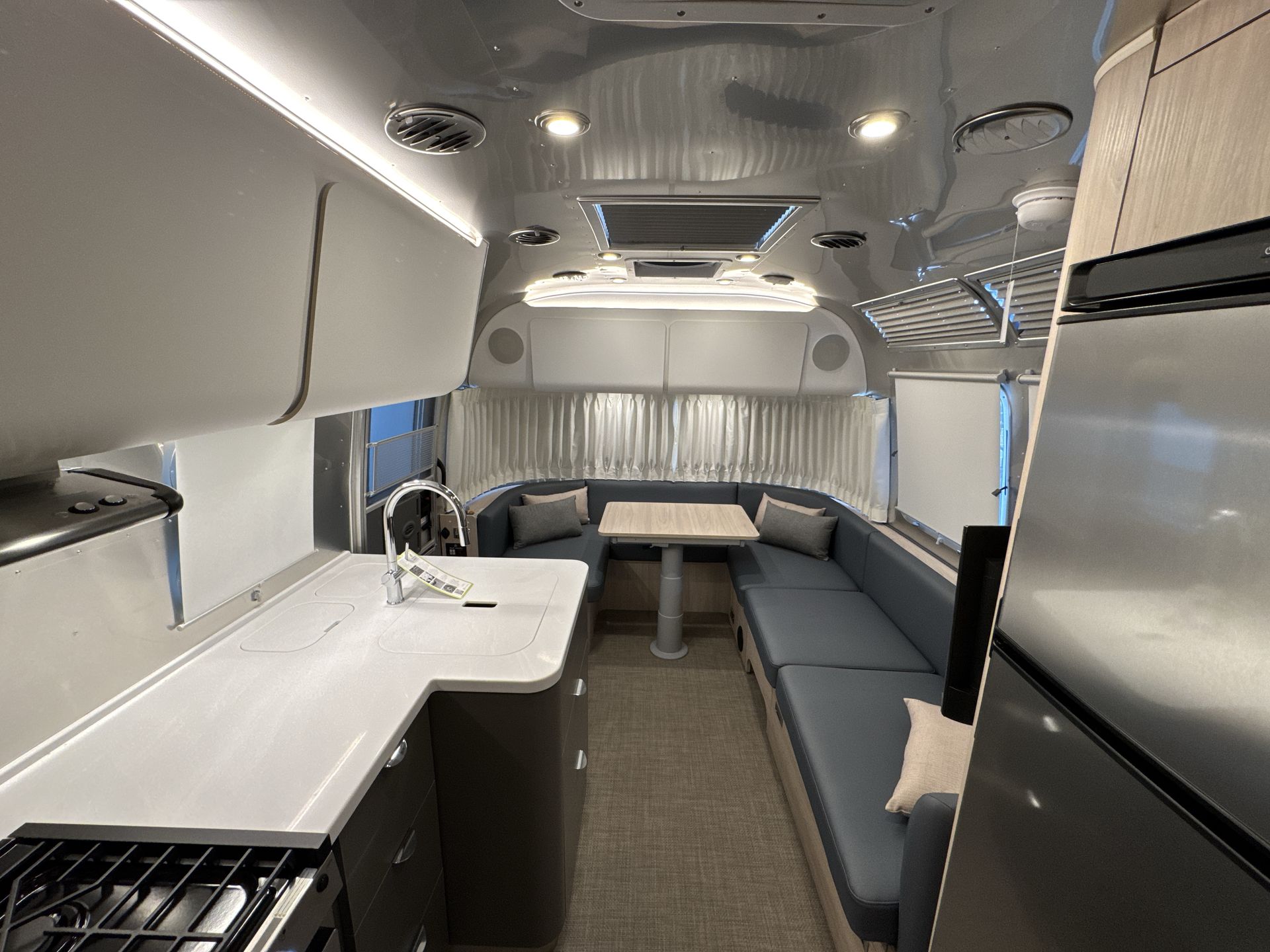 2025 Airstream 27FBQ Base