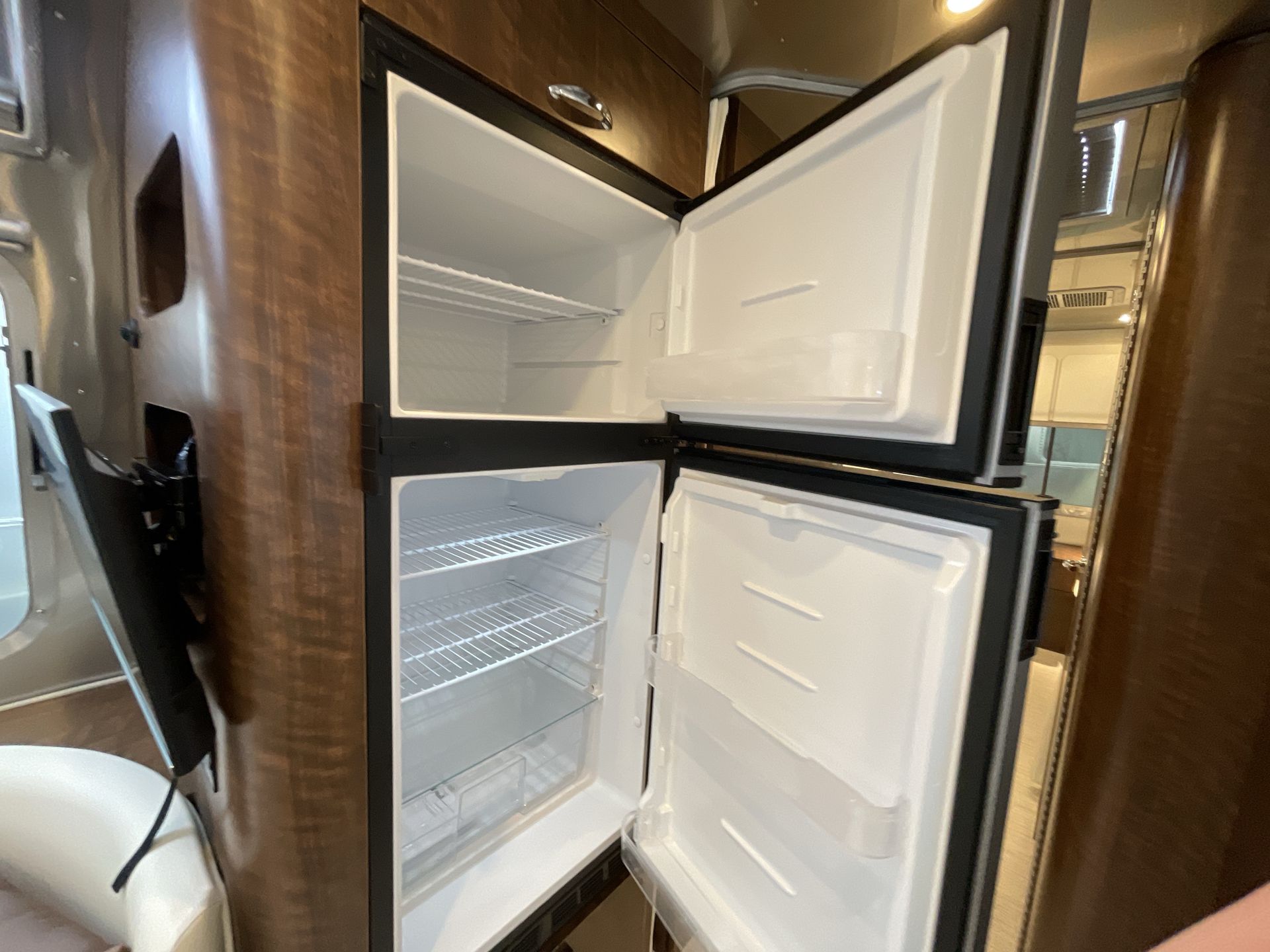 2026 Airstream 27FBT Base