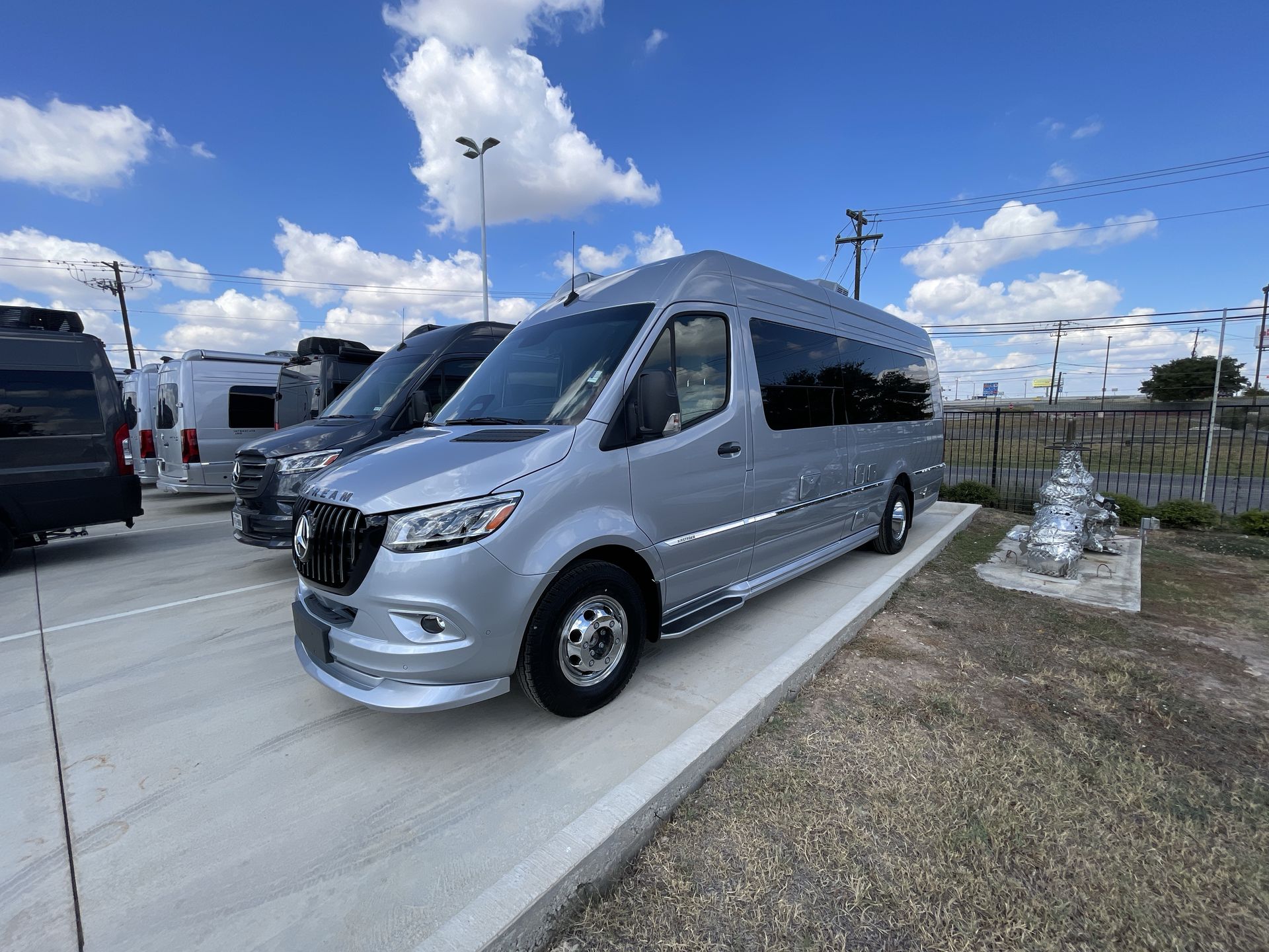 2026 Airstream 24GL 4x2 Passenger Base