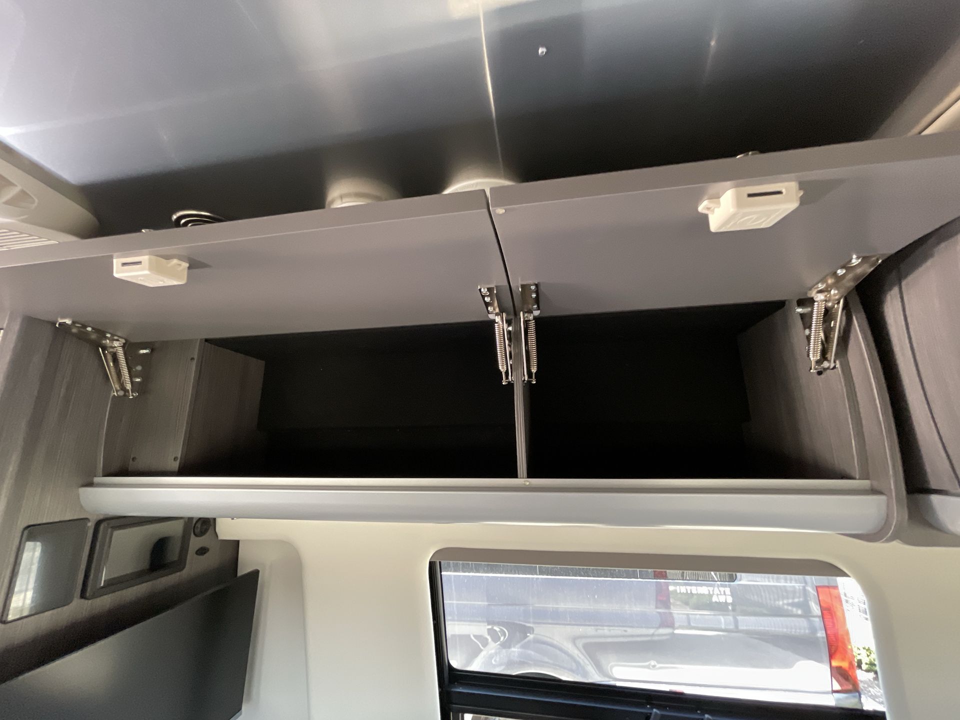 2026 Airstream 24GL 4x2 Passenger Base