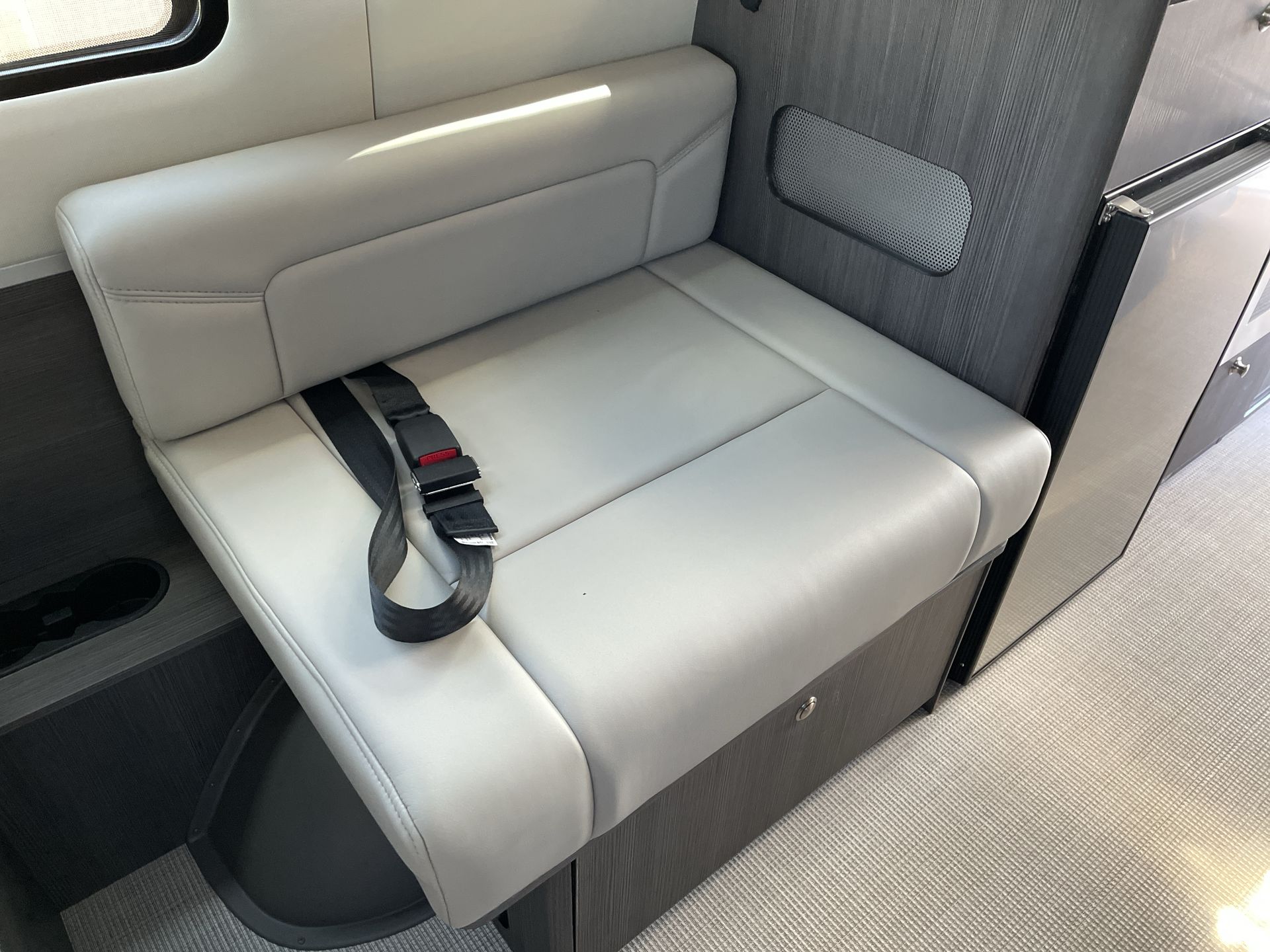 2026 Airstream 24GL 4x2 Passenger Base