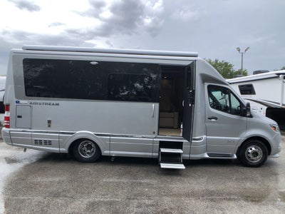 2026 Airstream Murphy Suite Tommy Bahama Base