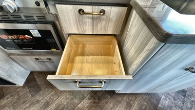 2025 Airstream 27FBQ Base