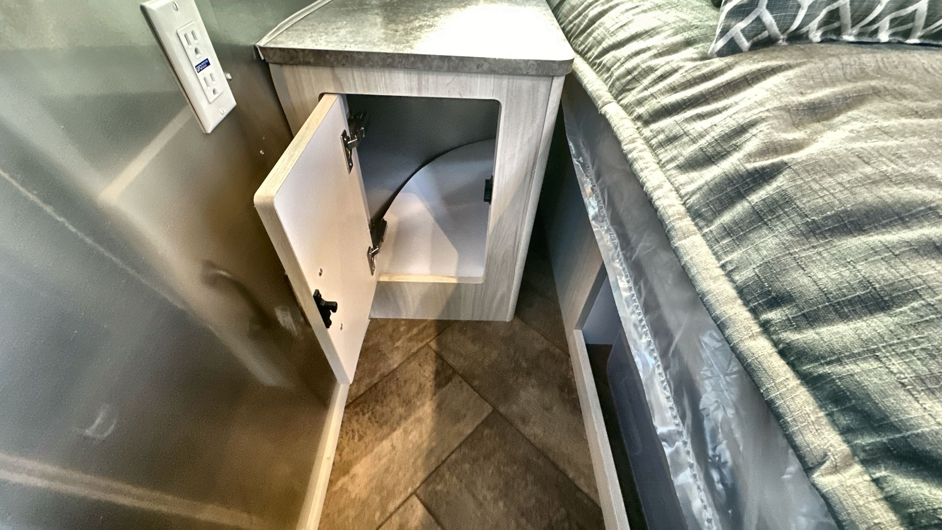 2025 Airstream 27FBQ Base