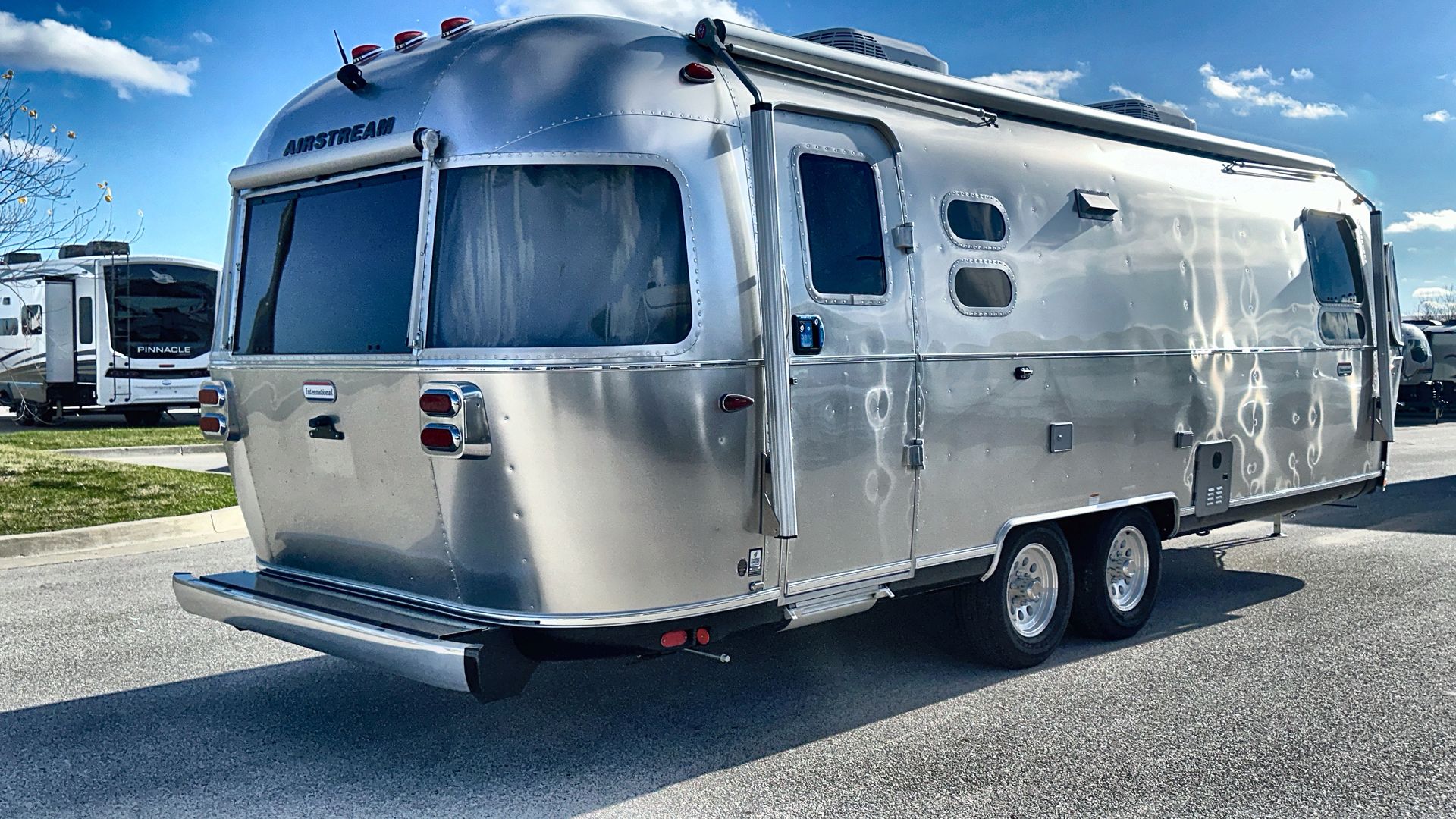 2025 Airstream 27FBQ Base