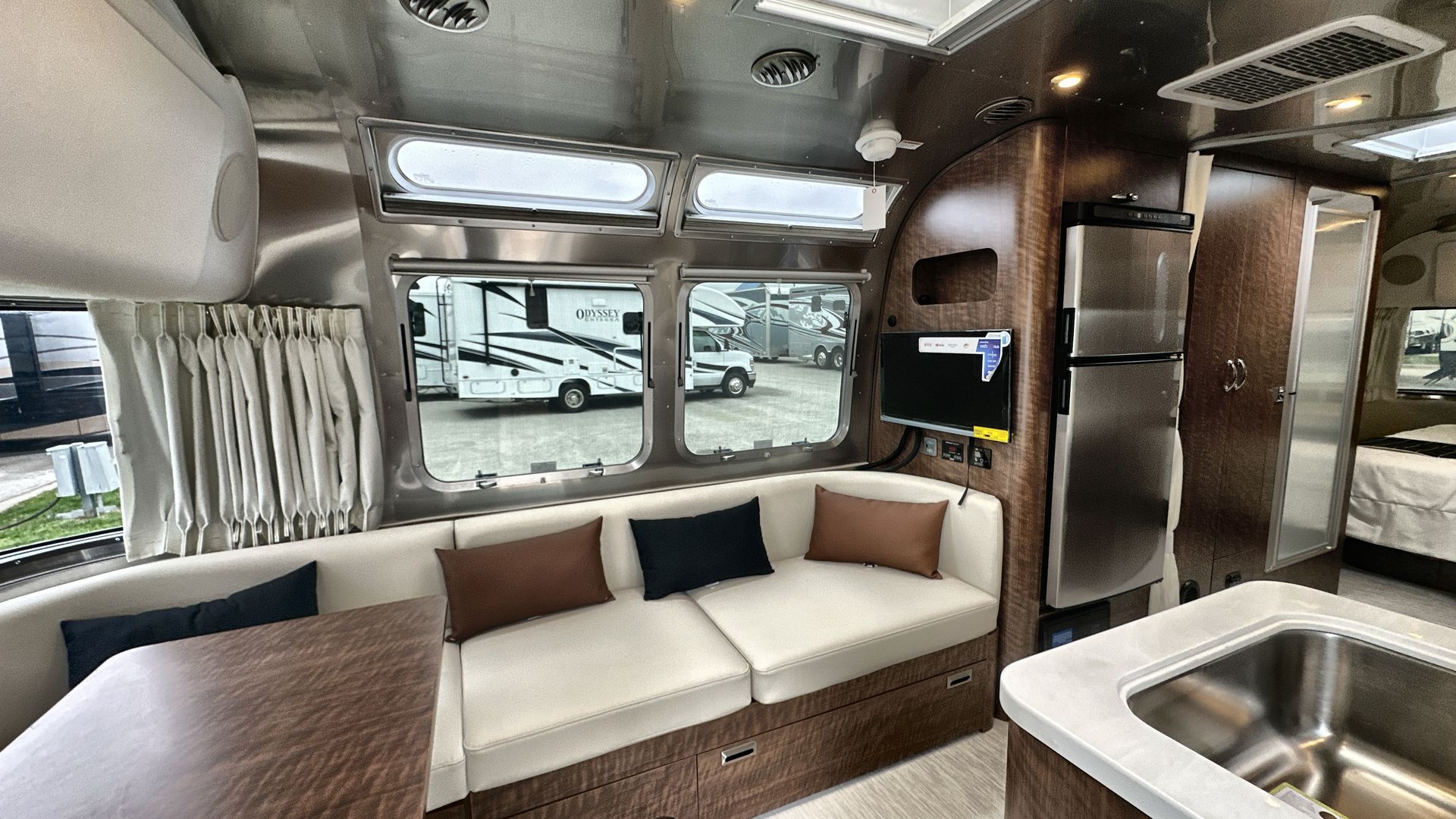 2025 Airstream 27FBQ Base
