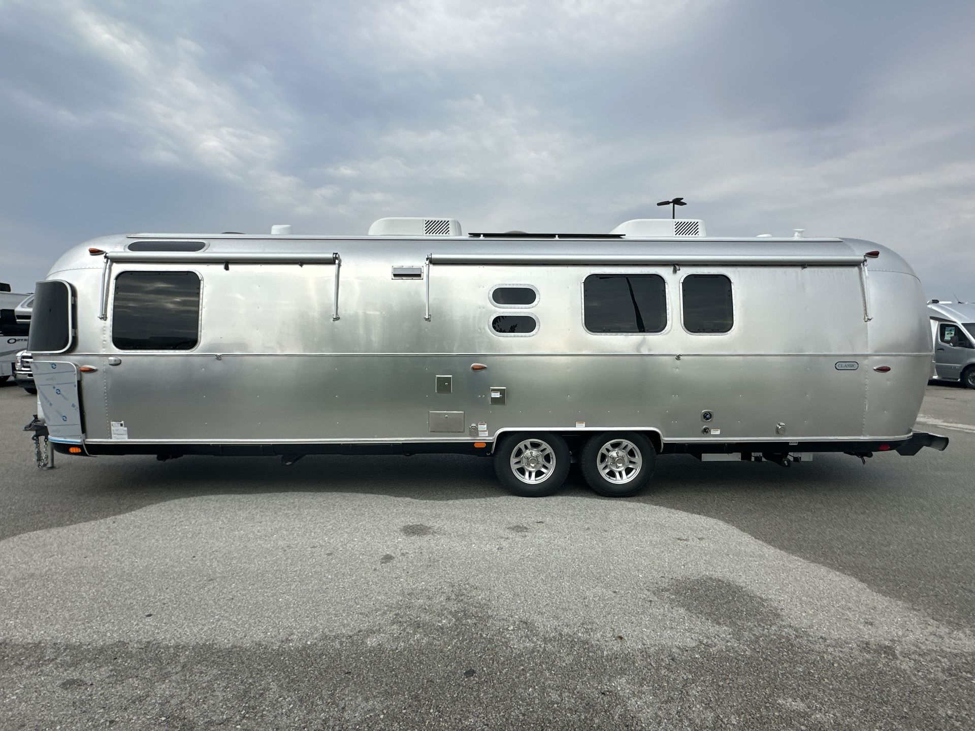 2026 Airstream 33FBQ Base