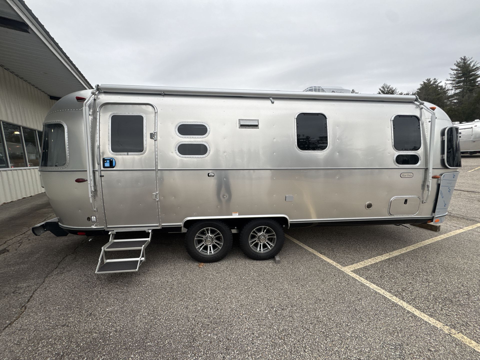 2026 Airstream 25FBQ Base