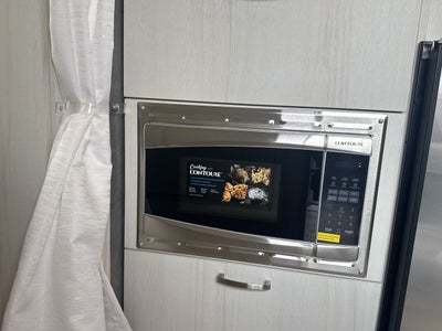 2025 Airstream 16RB Base