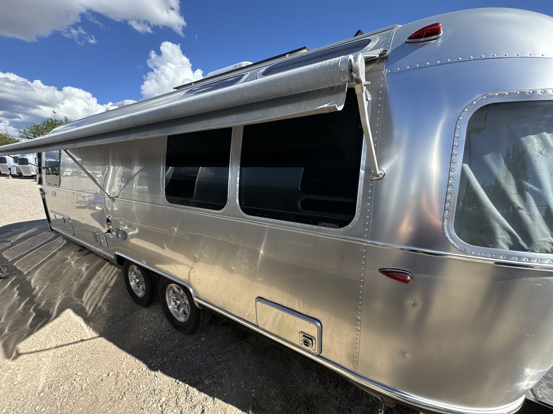 2025 Airstream 27FBT Base