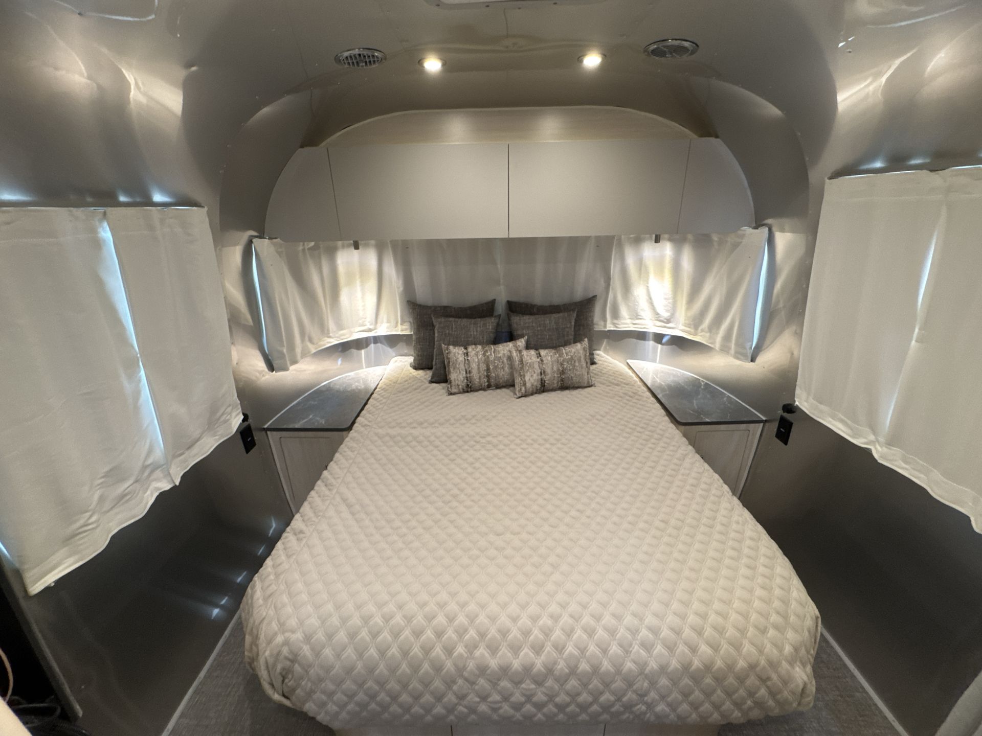 2026 Airstream 27FBQ Base
