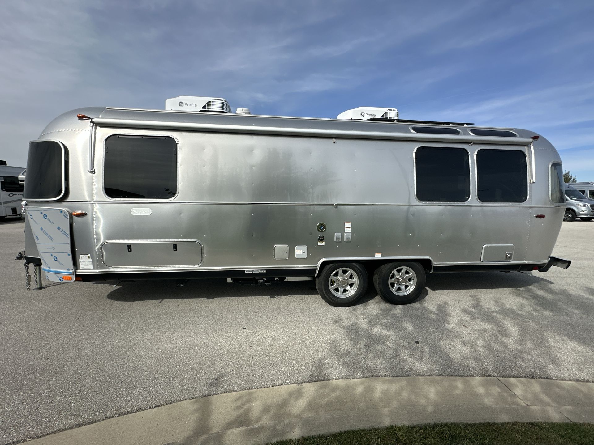 2026 Airstream 27FBT Base