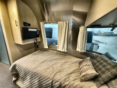 2026 Airstream 27FBT Base