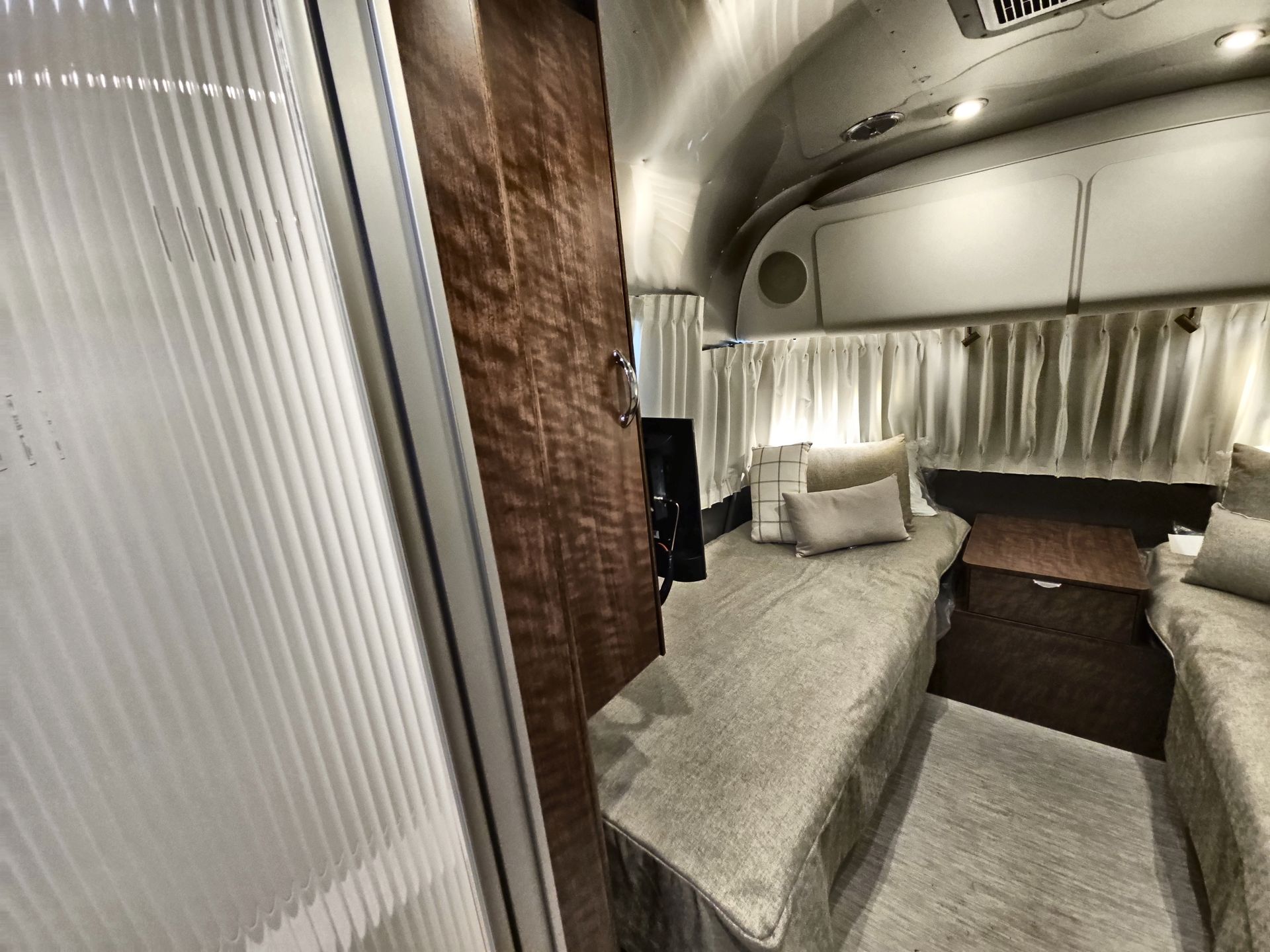 2026 Airstream 27FBT Base