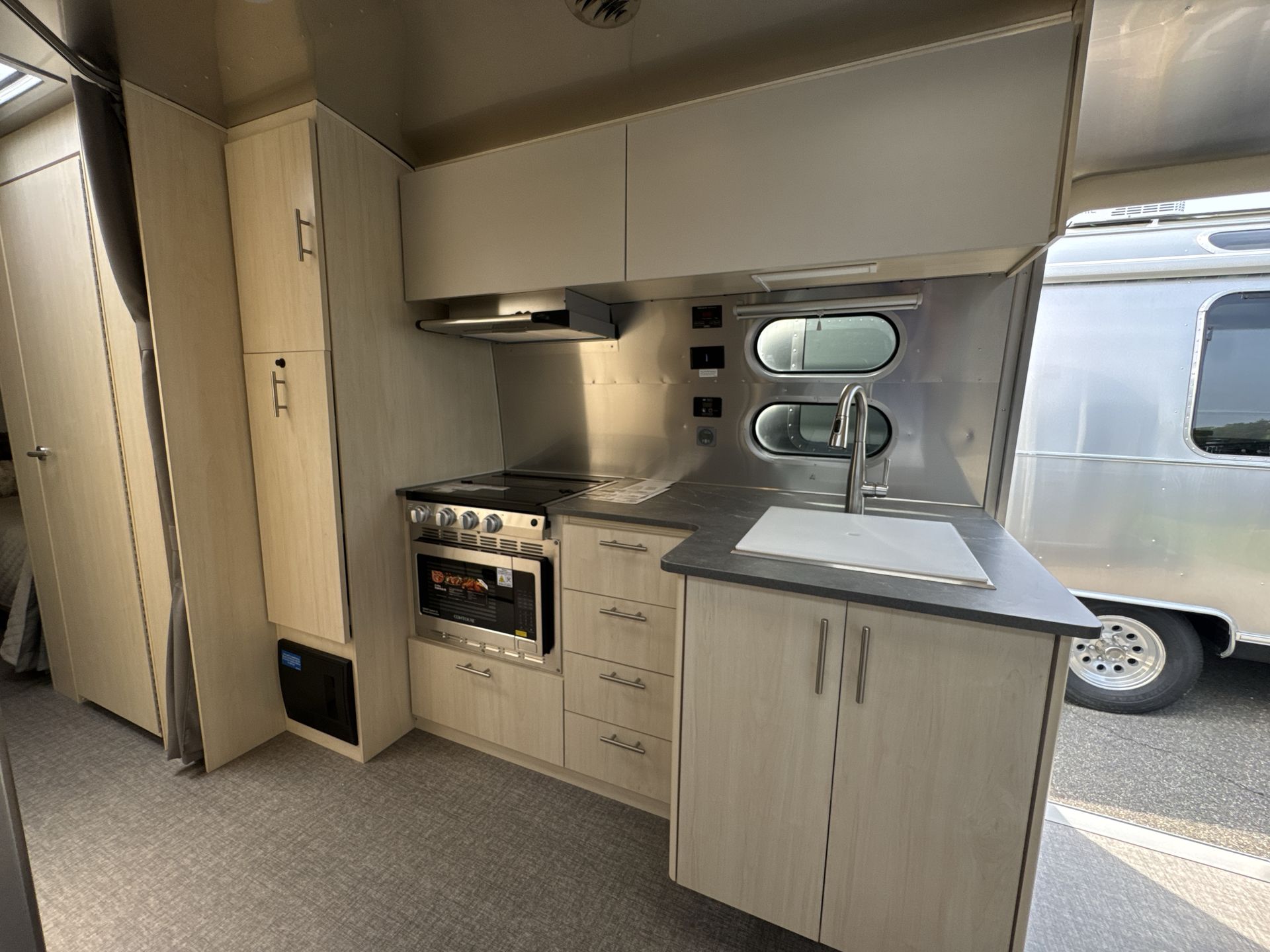 2025 Airstream 27FBT Base