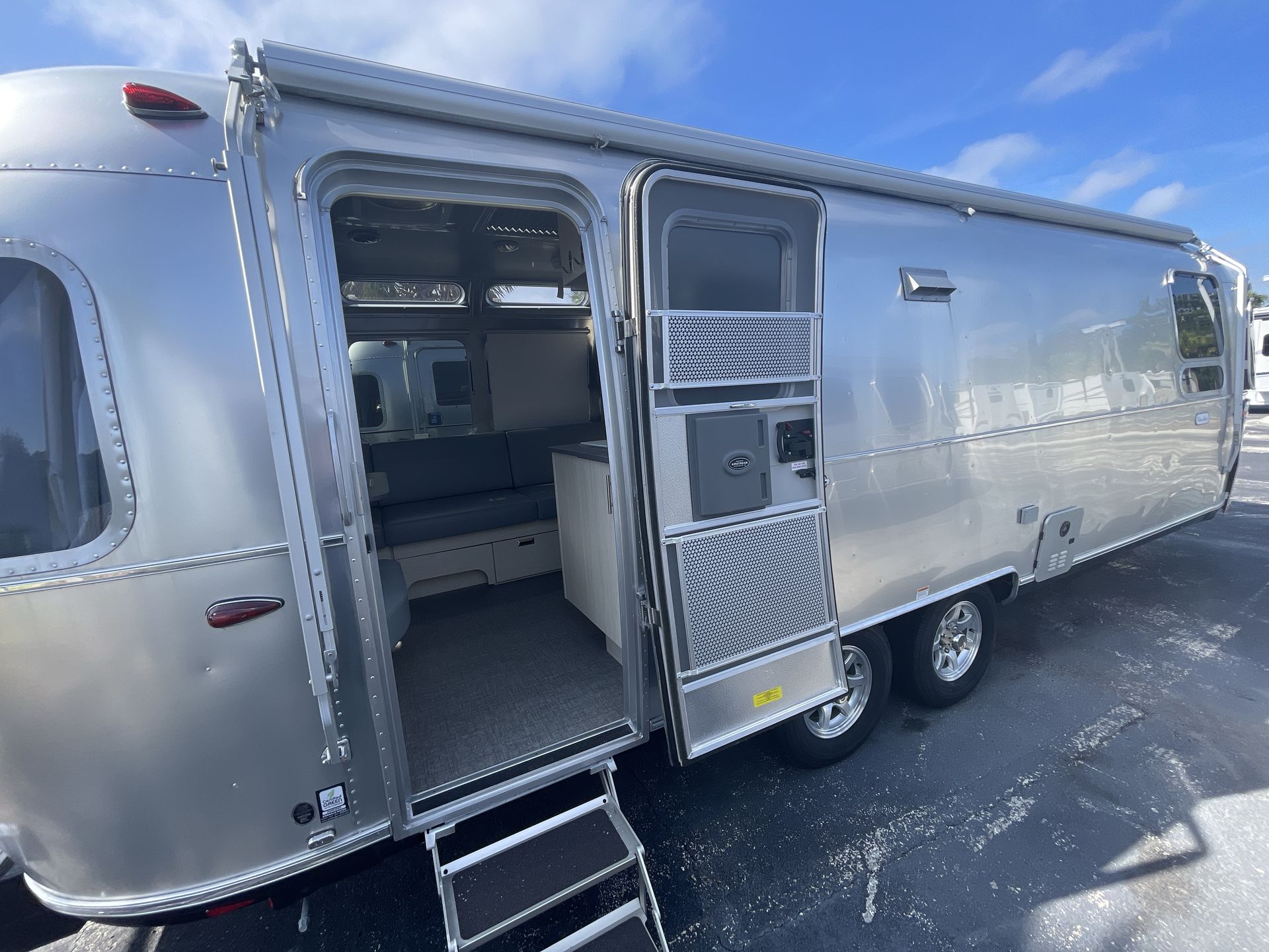 2025 Airstream 27FBQ Base