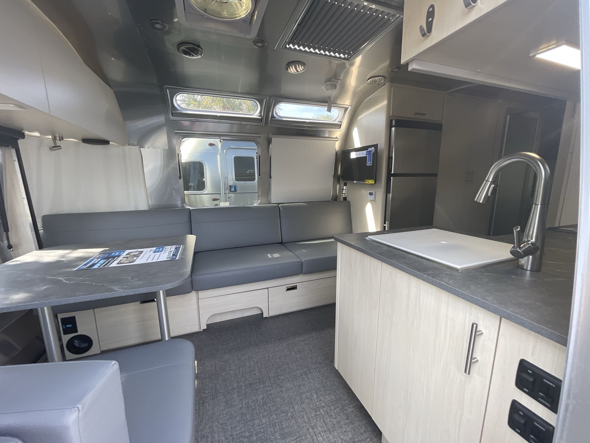 2025 Airstream 27FBQ Base