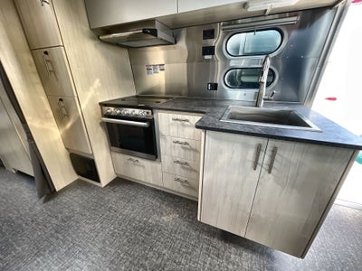 2026 Airstream 27FBQ Base