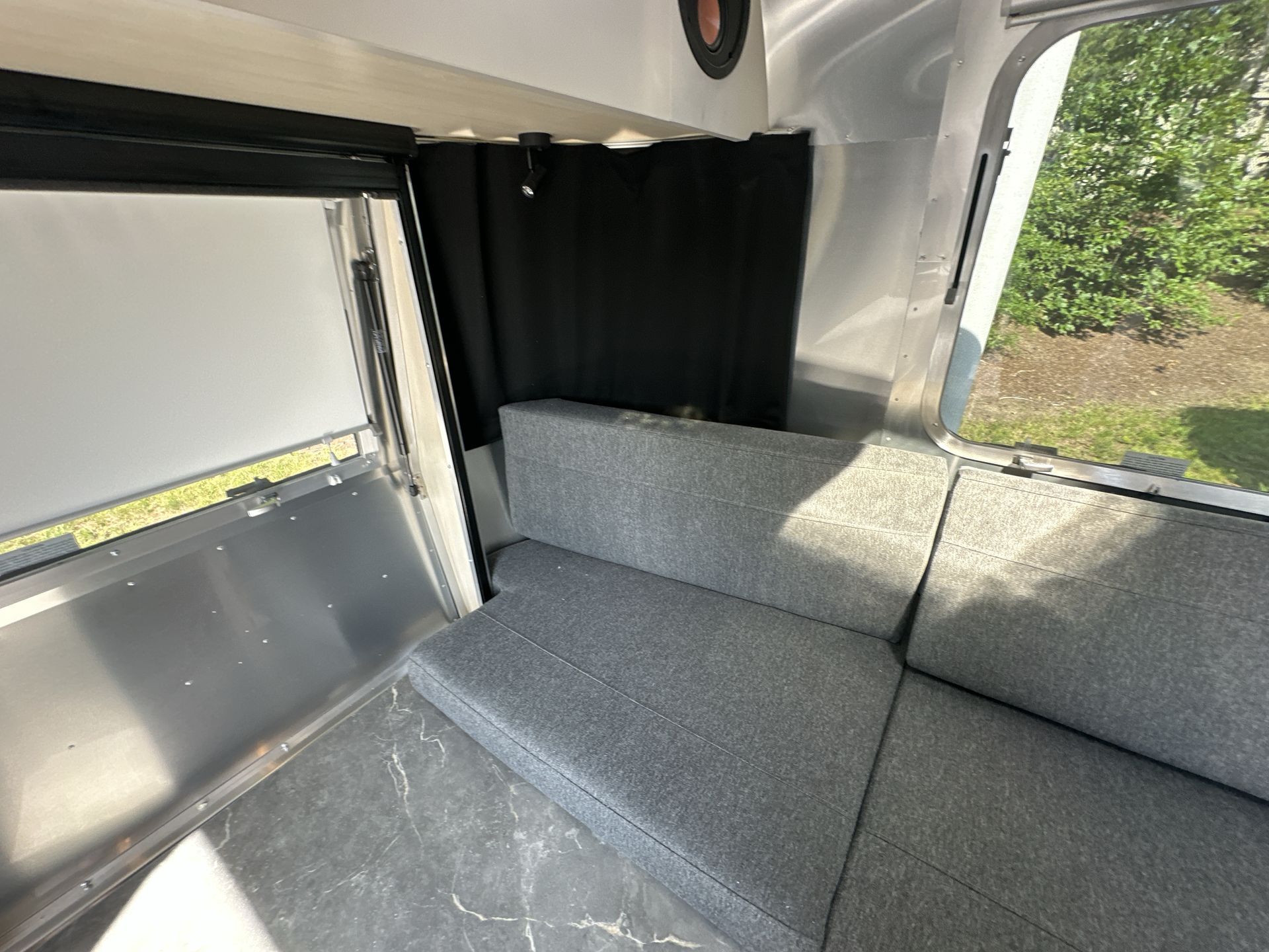 2025 Airstream 27FBQ Base