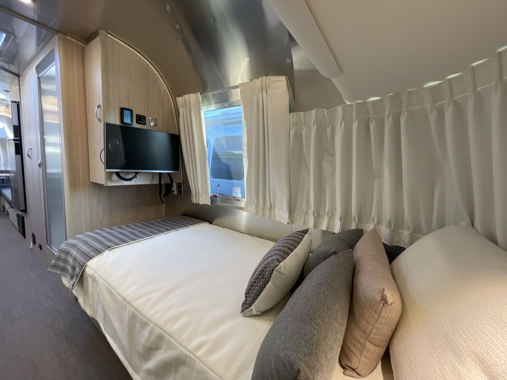 2026 Airstream 27FBT Base