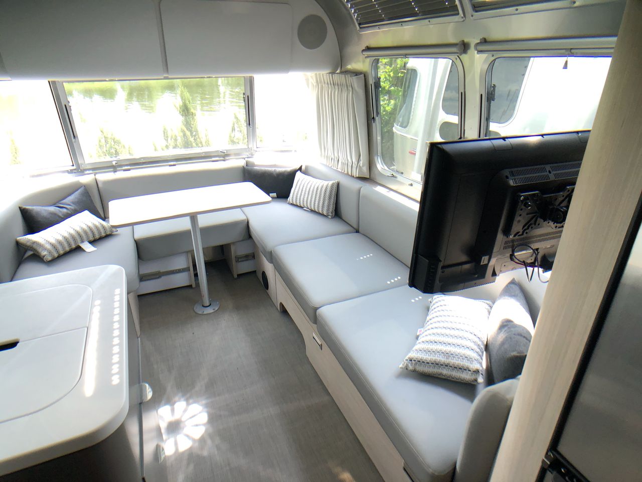 2026 Airstream 25FBQ Base