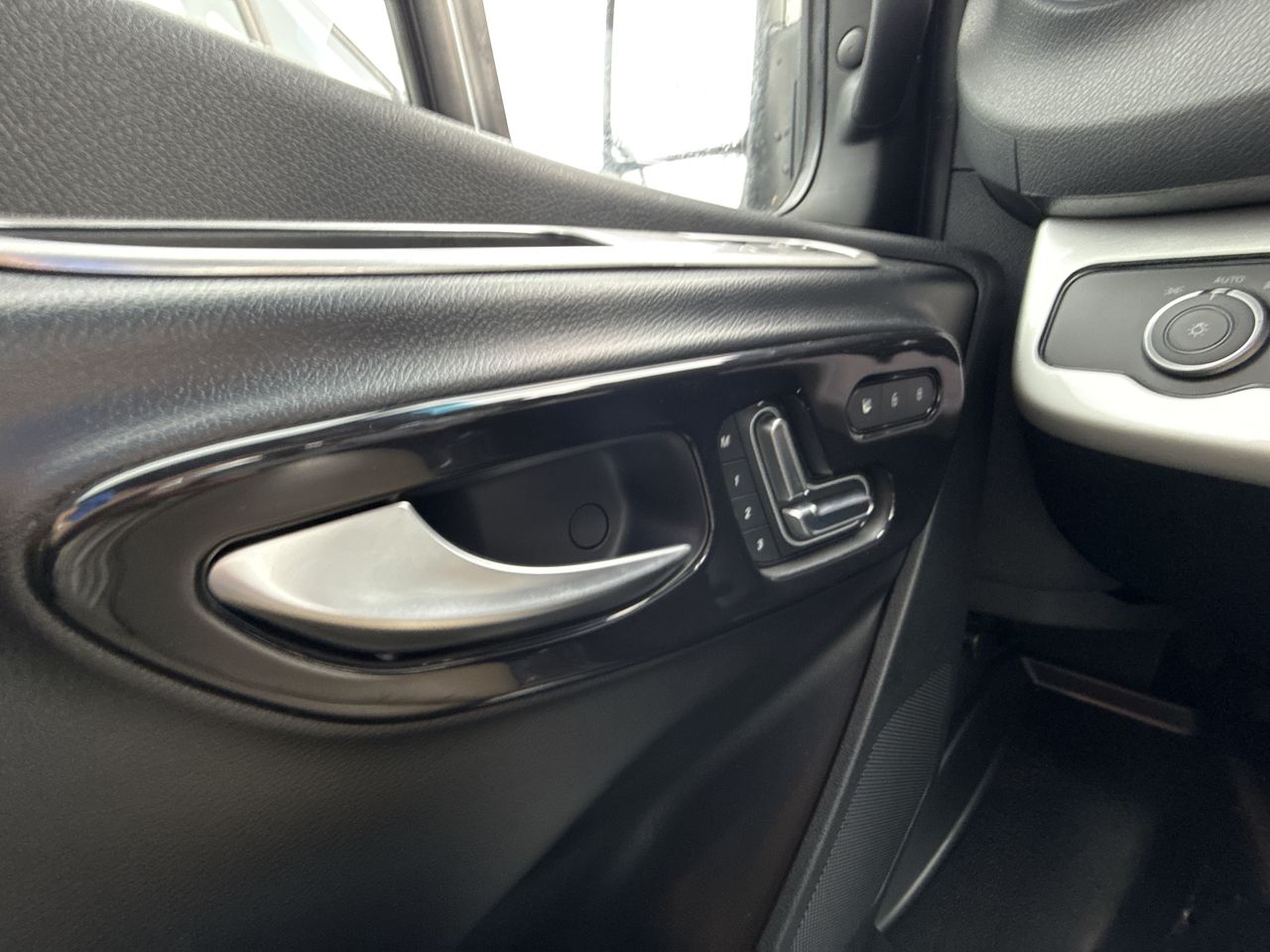 2026 Airstream 24GL 4x2 Passenger Base