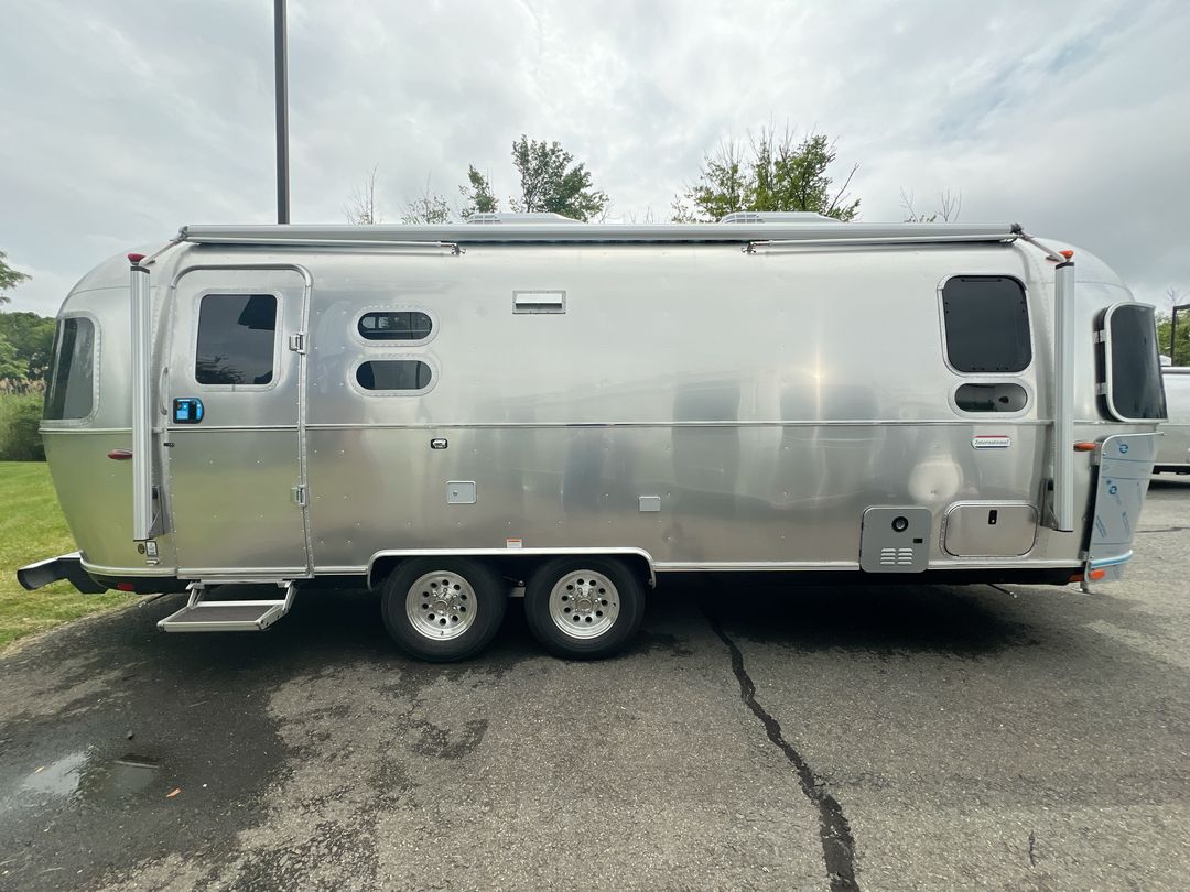 2025 Airstream 27FBT Base