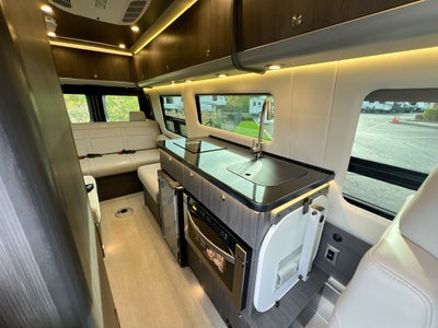 2026 Airstream 24GL 4x2 Passenger Base